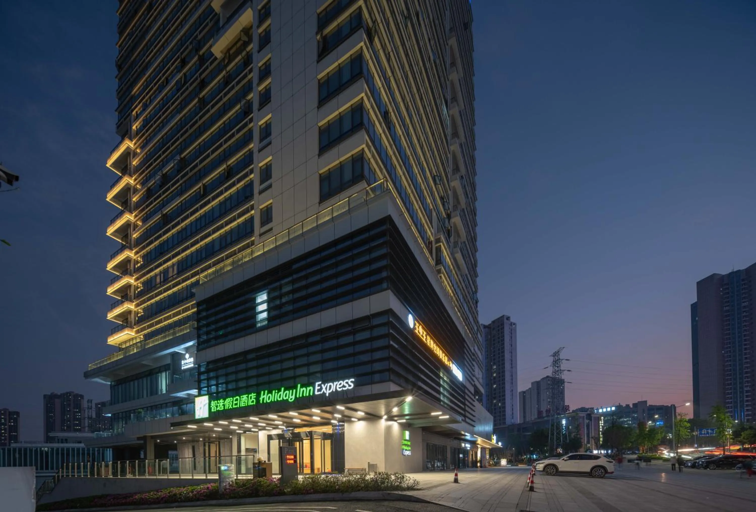 Property building in Holiday Inn Express Chongqing Caiyun Lake by IHG