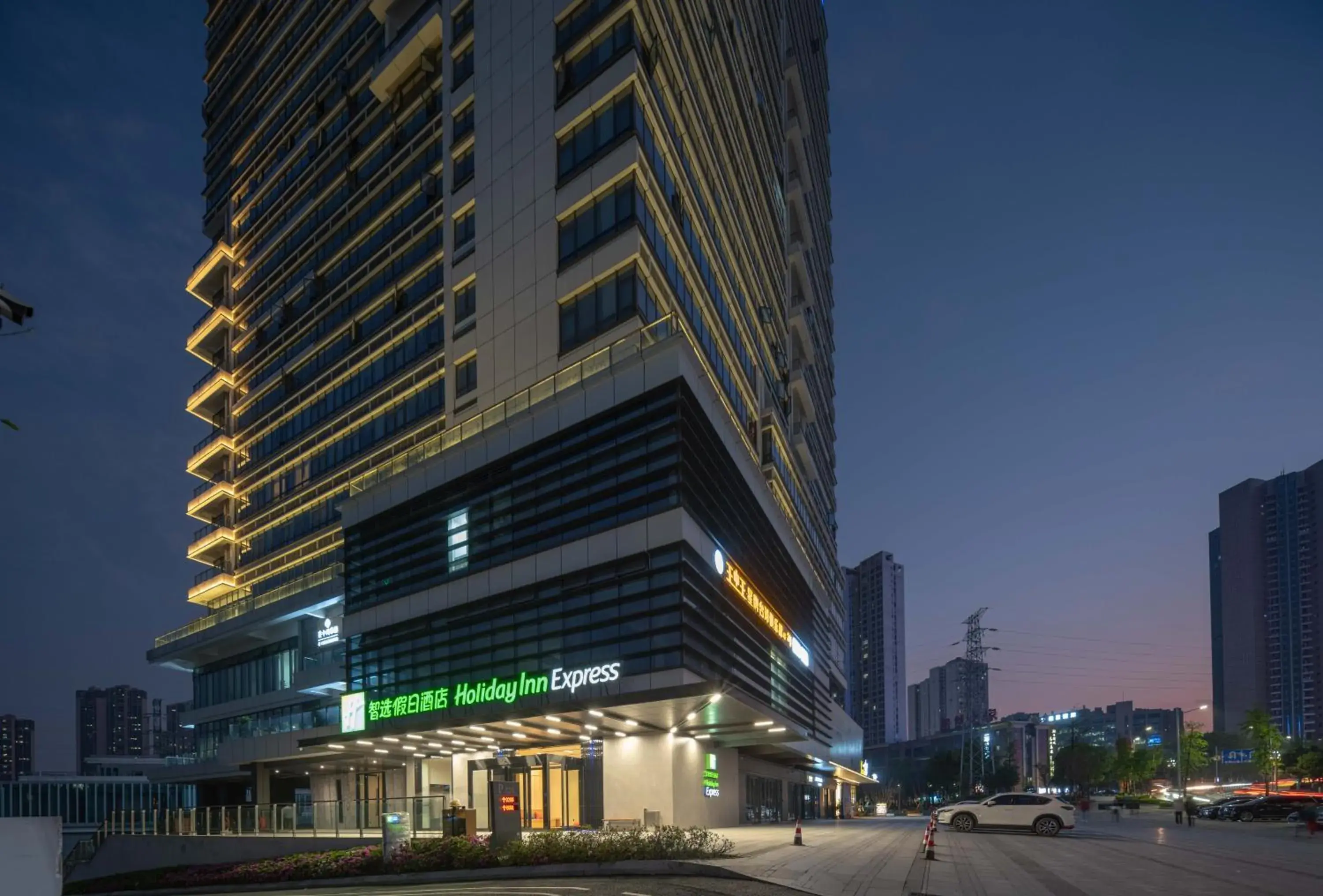 Property Building in Holiday Inn Express Chongqing Caiyun Lake, an IHG Hotel