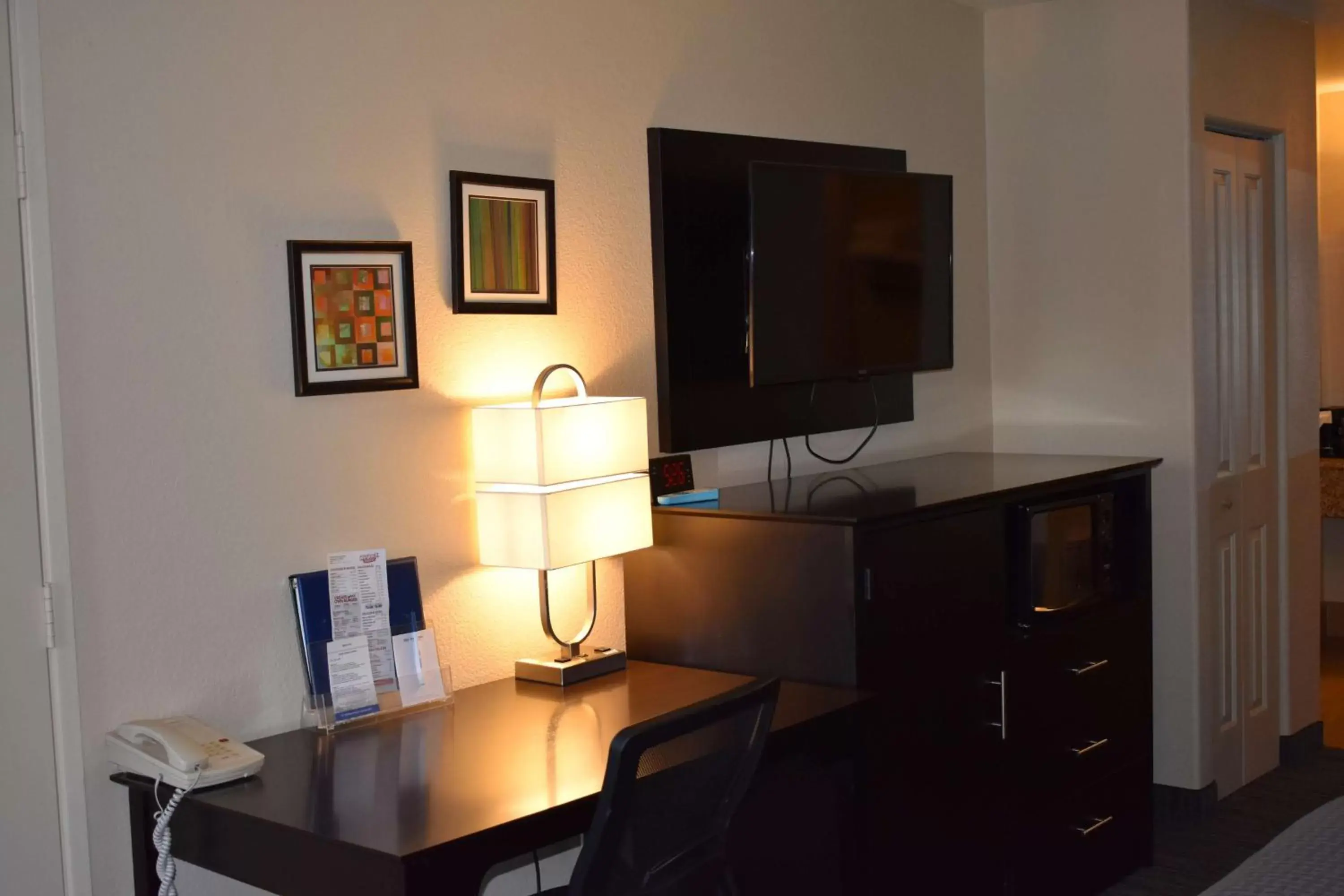 Photo of the whole room, TV/Entertainment Center in Best Western Apricot Inn