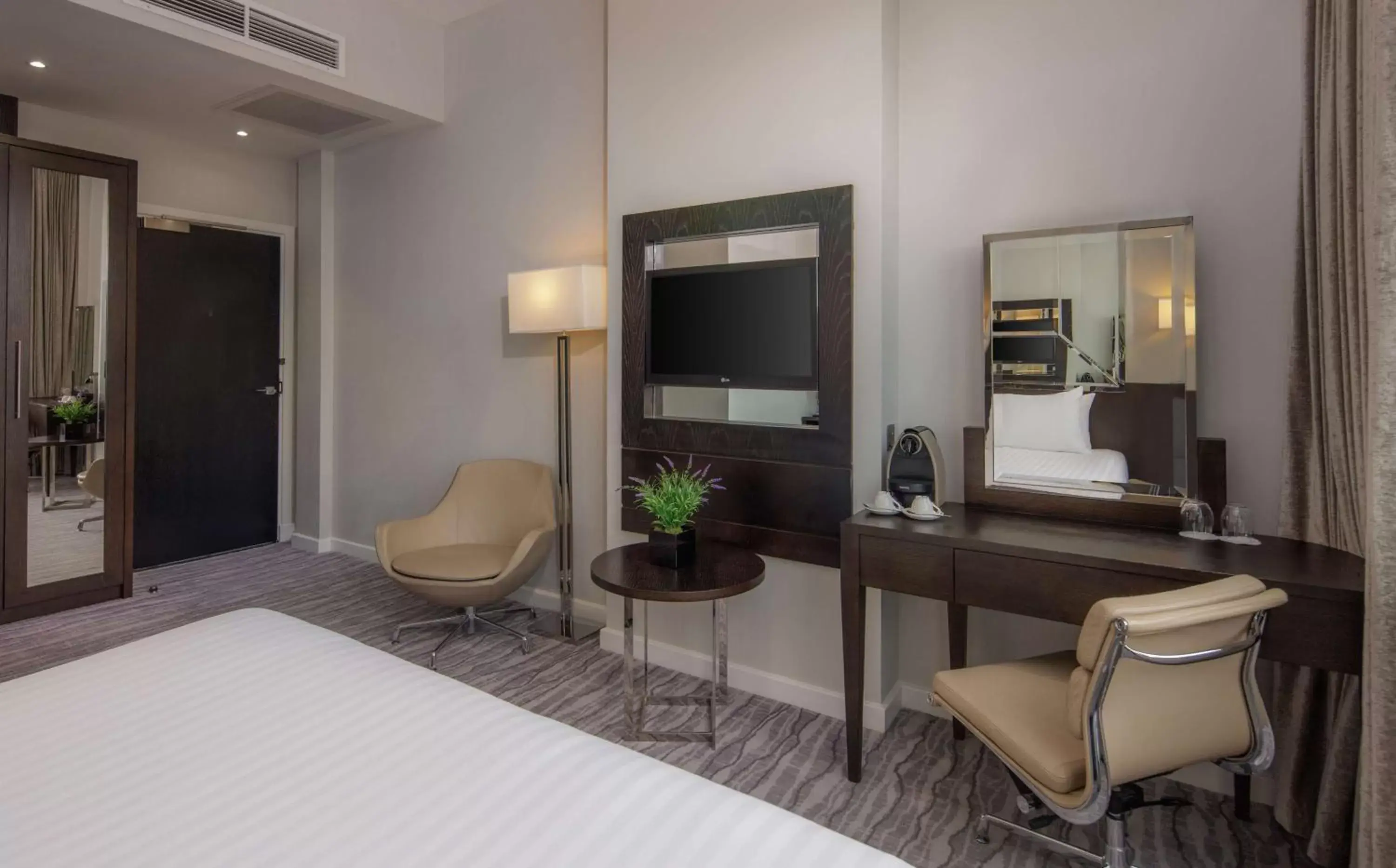 Bedroom, TV/Entertainment Center in Doubletree By Hilton London - Greenwich