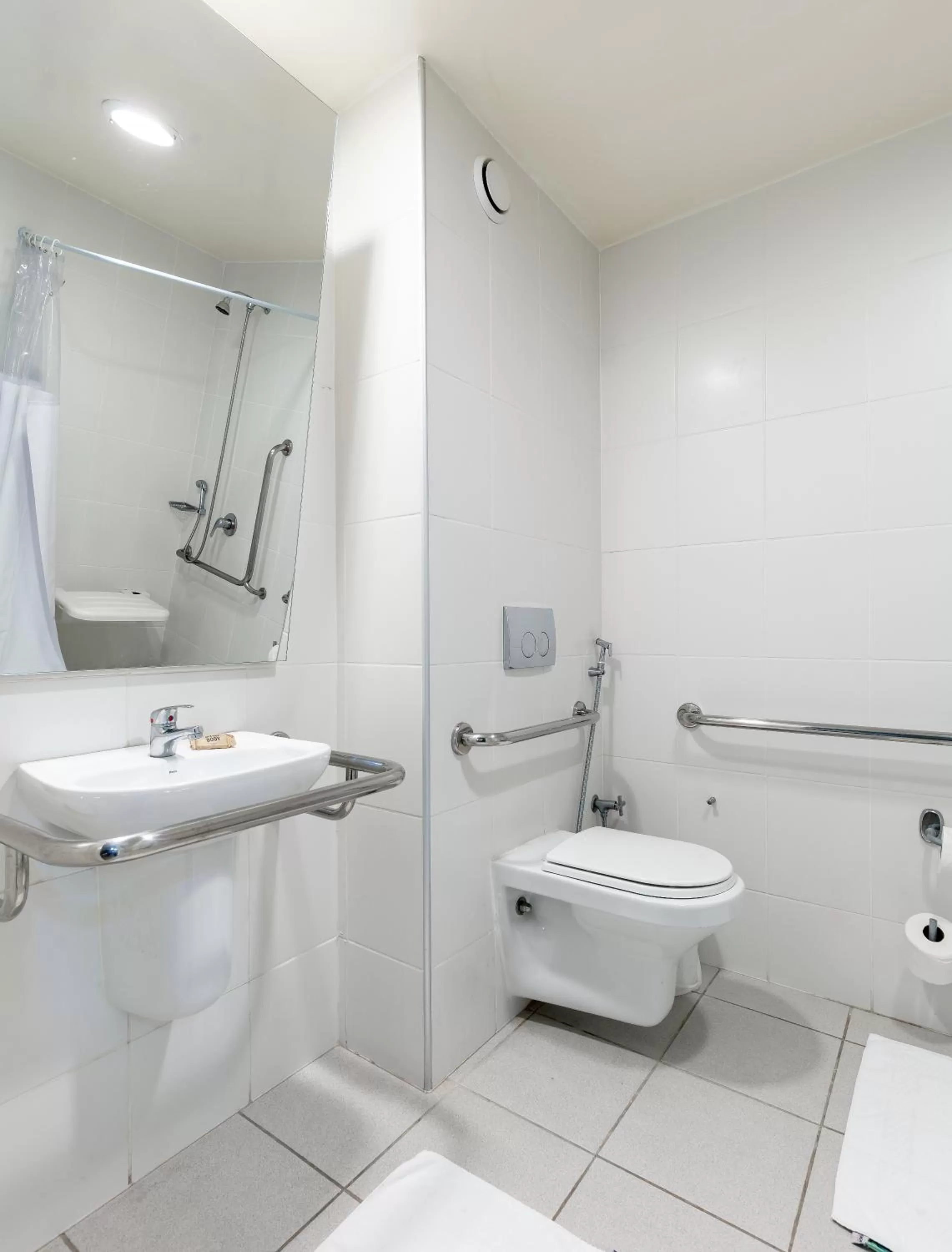Bathroom in ibis budget BH Afonso Pena Savassi