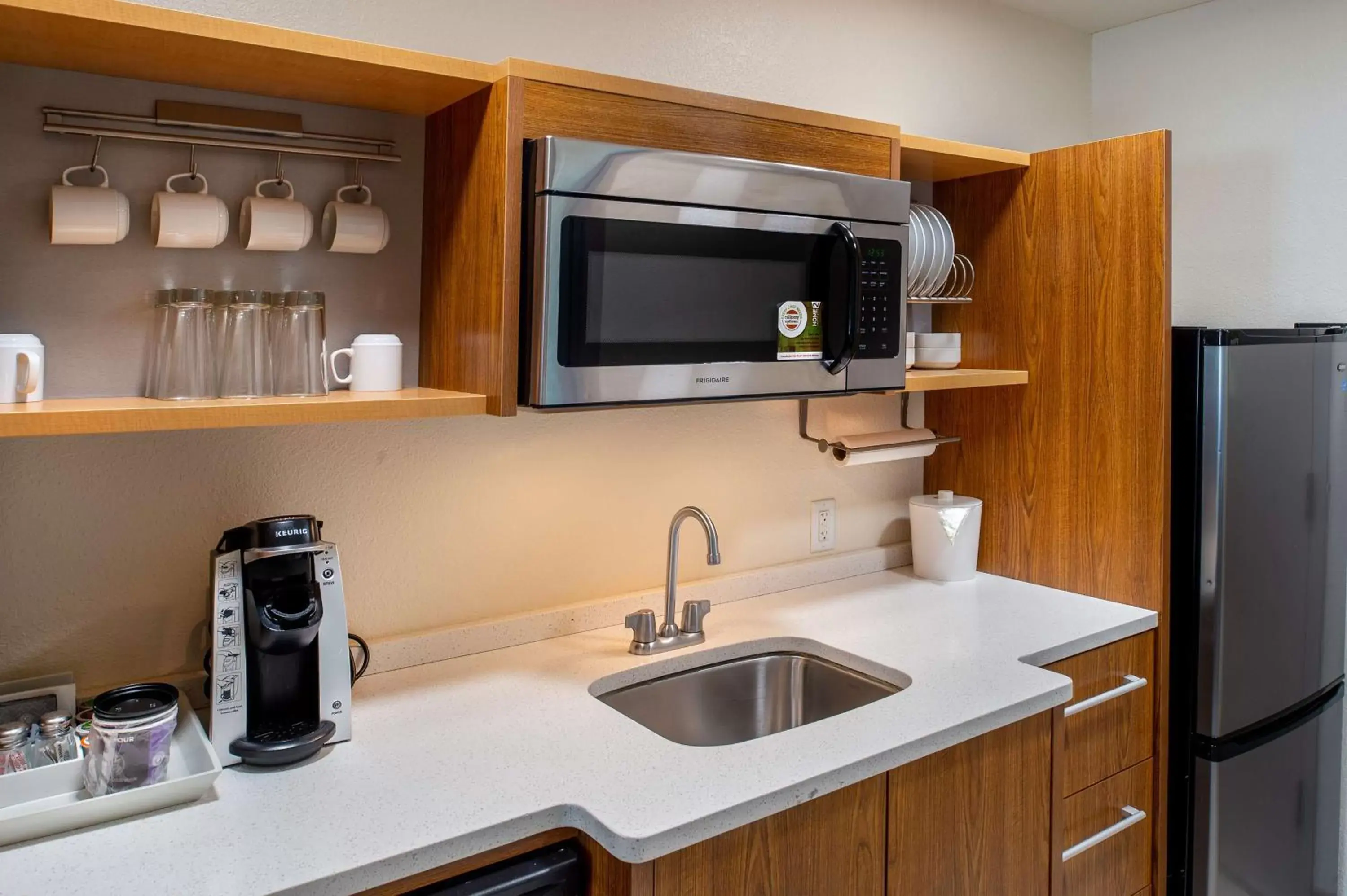 Coffee/tea facilities, Kitchen/Kitchenette in Home2 Suites St. Louis / Forest Park