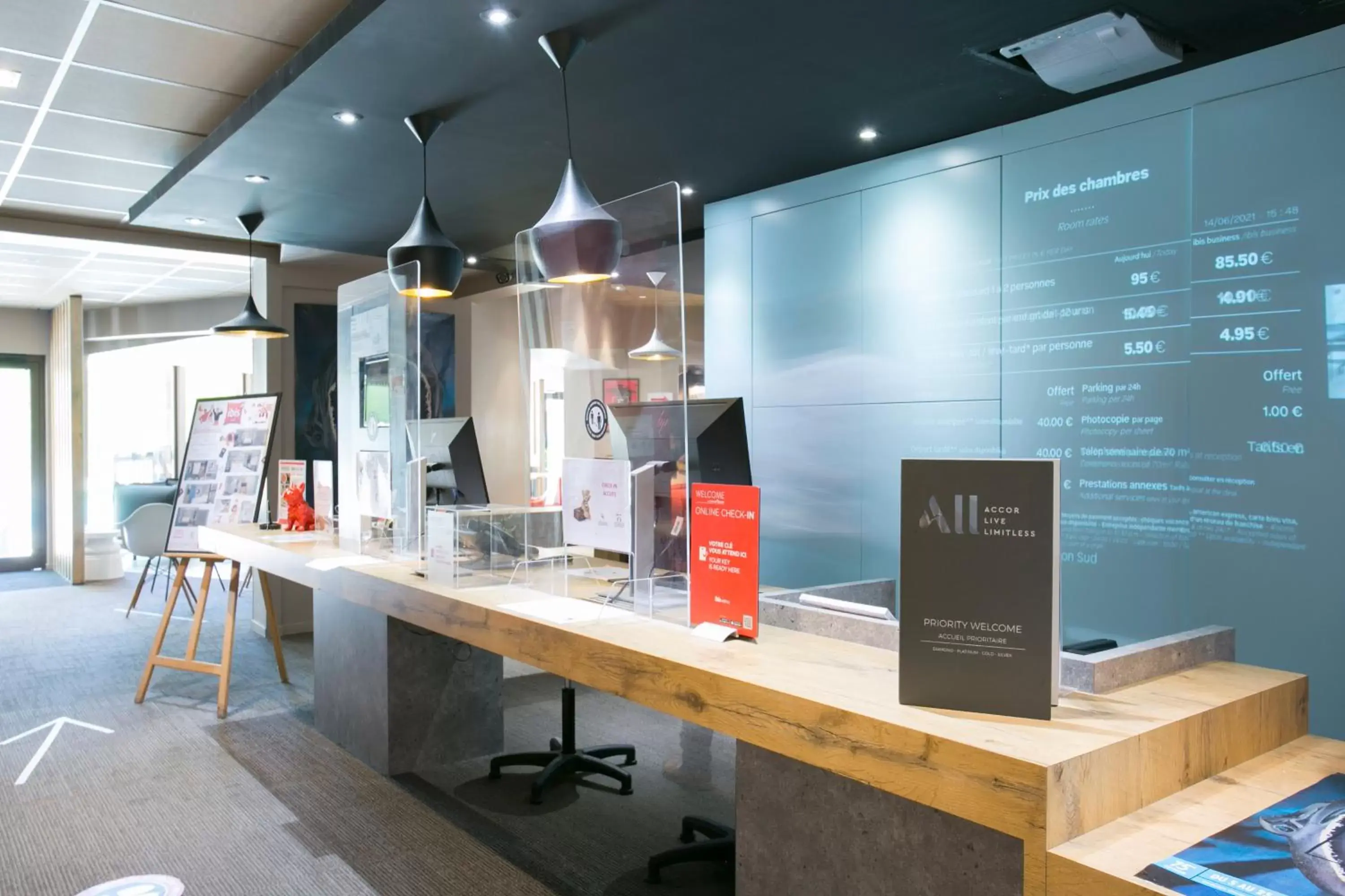 Lobby or reception in ibis Avignon Sud