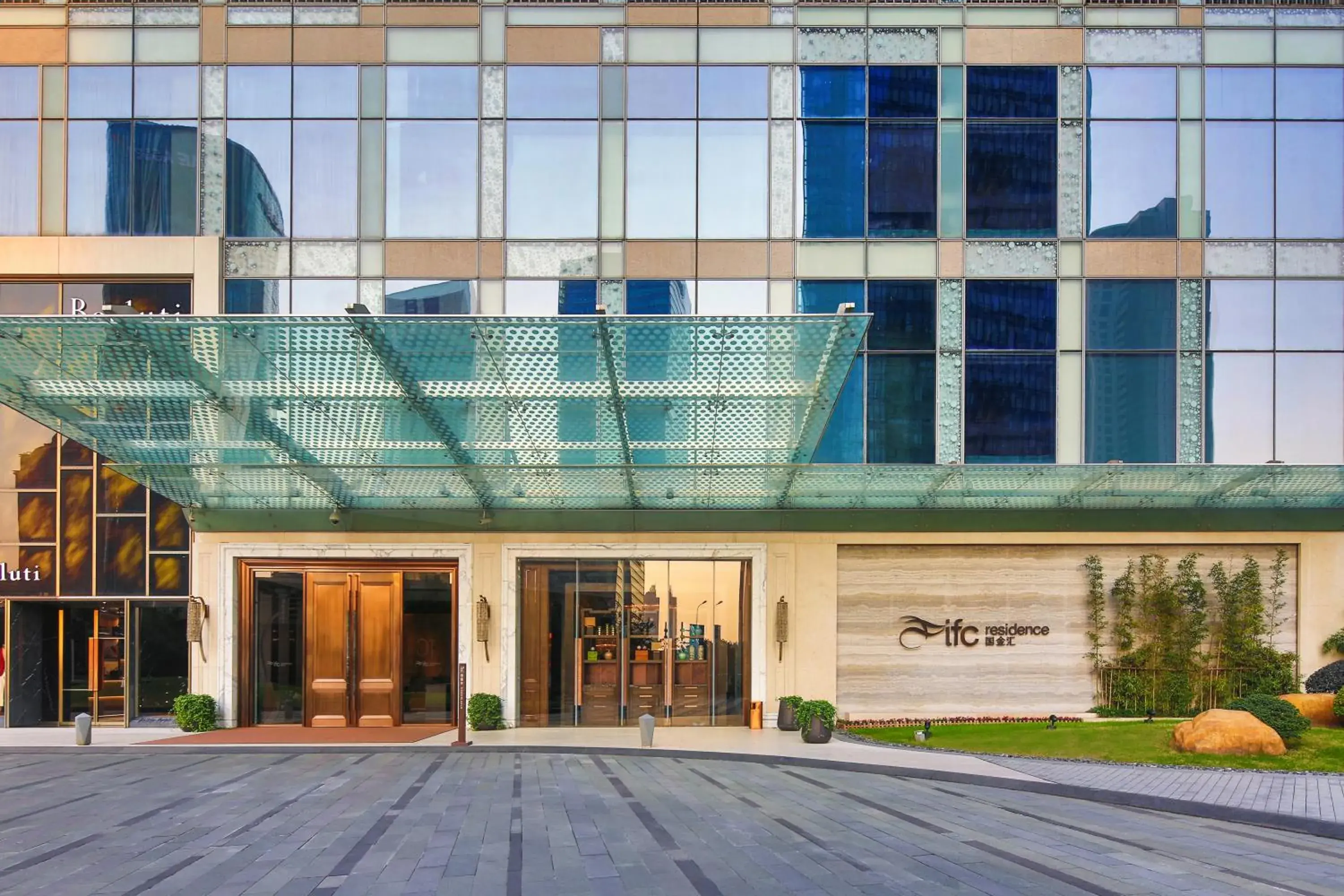 Facade/entrance in IFC Residence Facade/entrance in IFC Residence