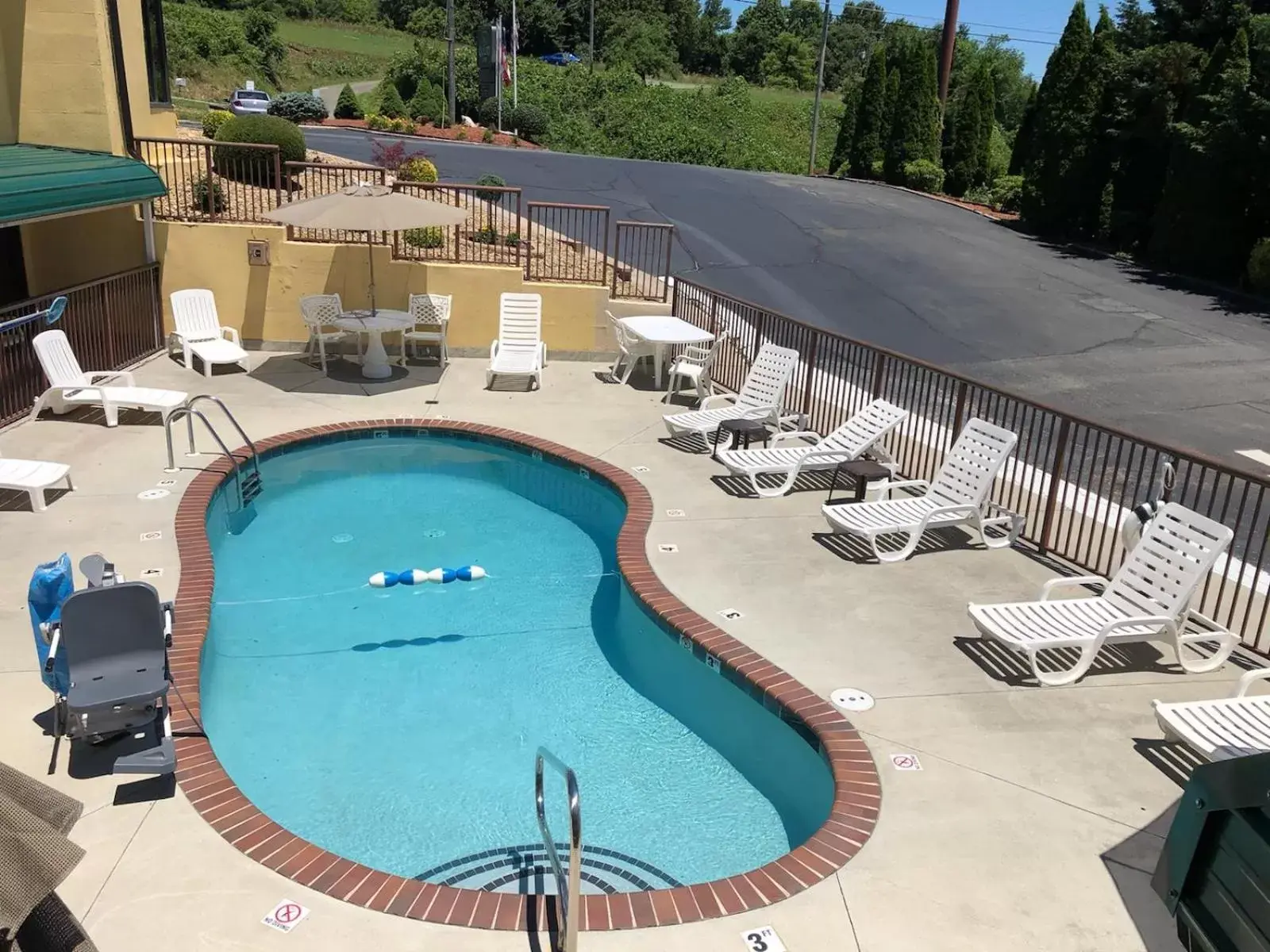 Swimming pool in Quality Inn