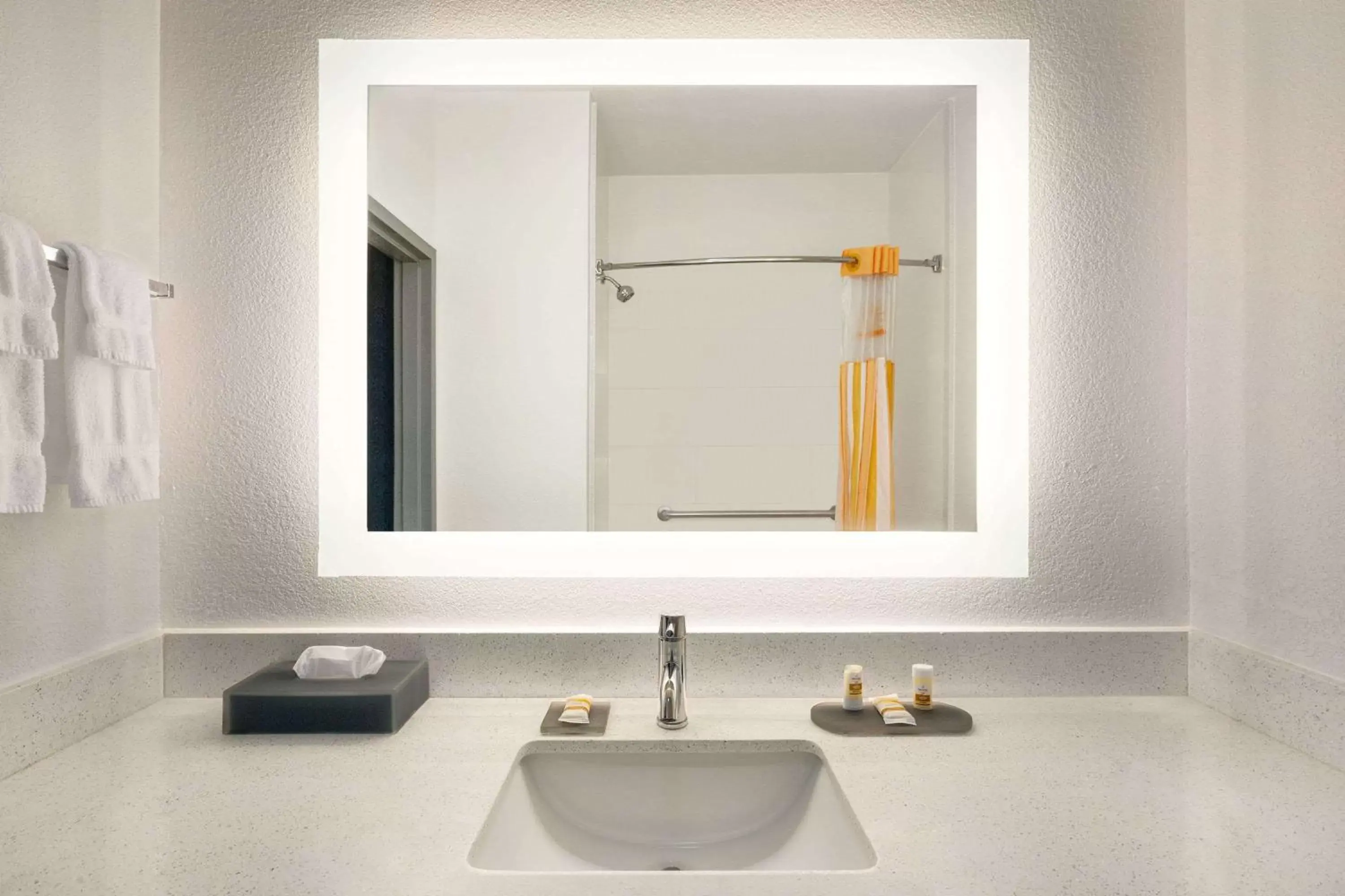 Photo of the whole room, Bathroom in La Quinta by Wyndham Dublin