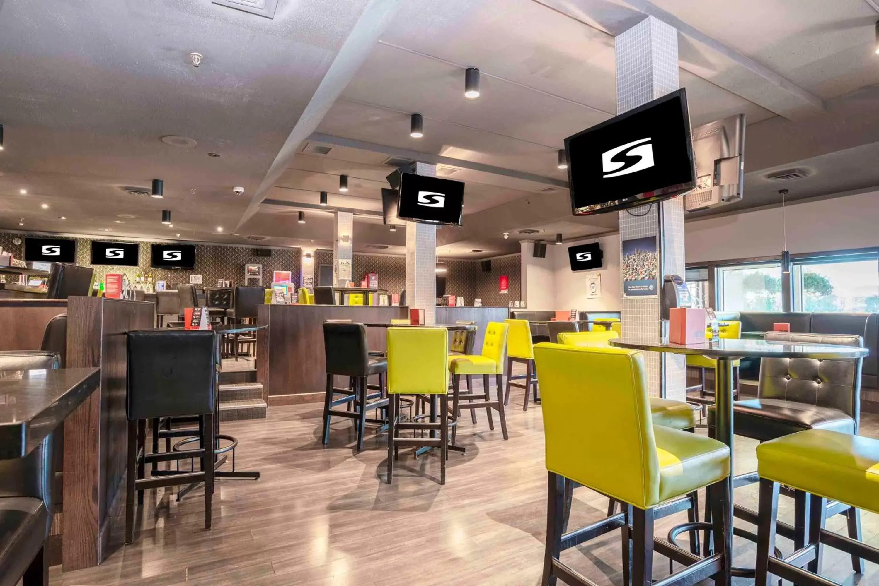 Lounge or bar, Restaurant/Places to Eat in Sandman Hotel Penticton
