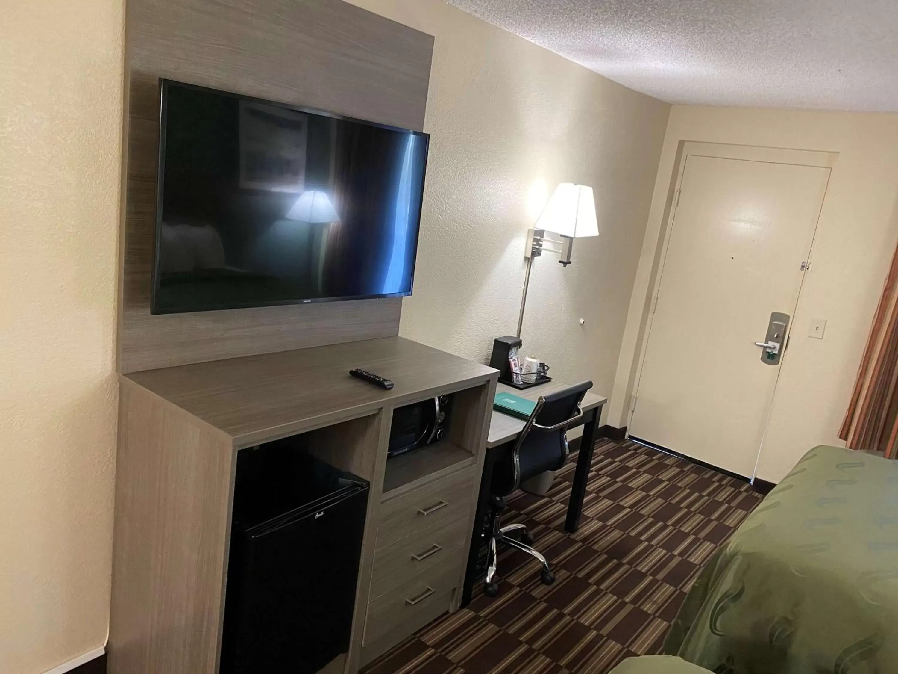 Photo of the whole room, TV/Entertainment Center in SureStay Hotel by Best Western Fort Pierce