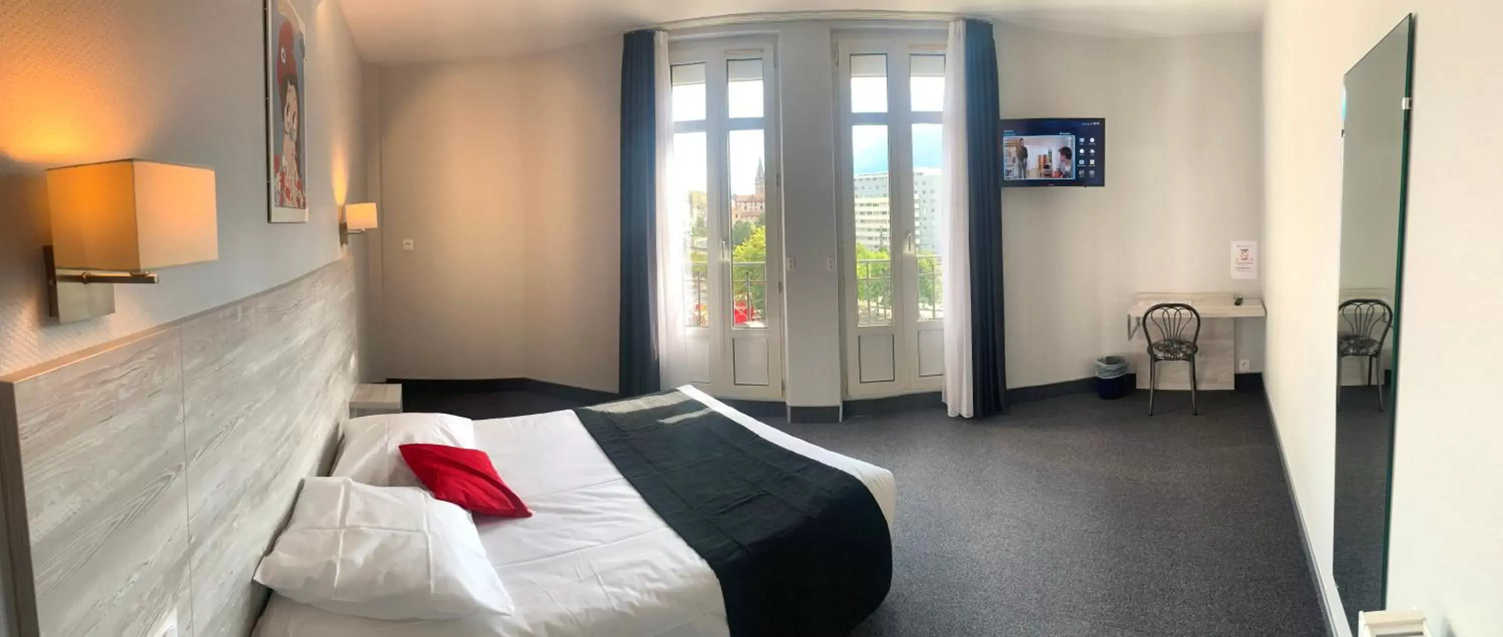 Photo of the whole room, Bed in Brit Hotel Suisse et Bordeaux - Centre Gare