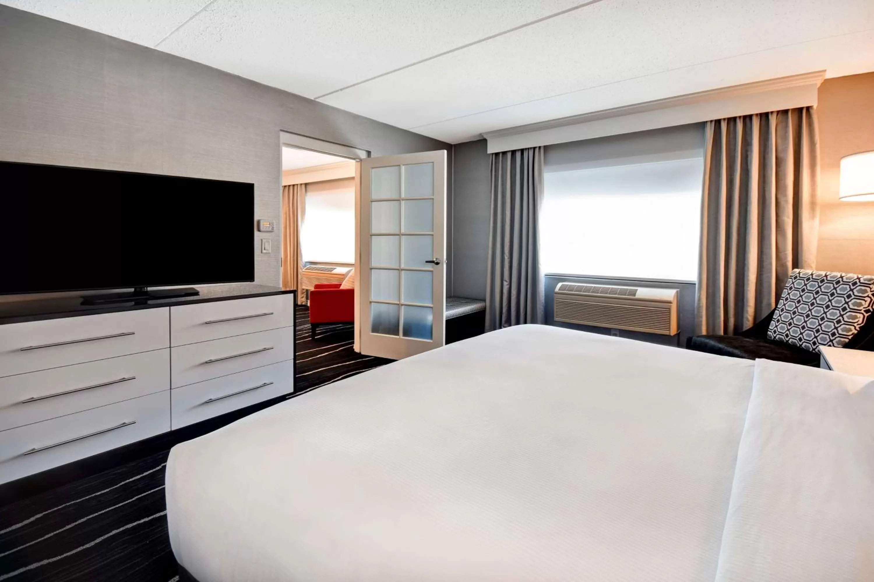 Bed in DoubleTree by Hilton Deadwood at Cadillac Jack's