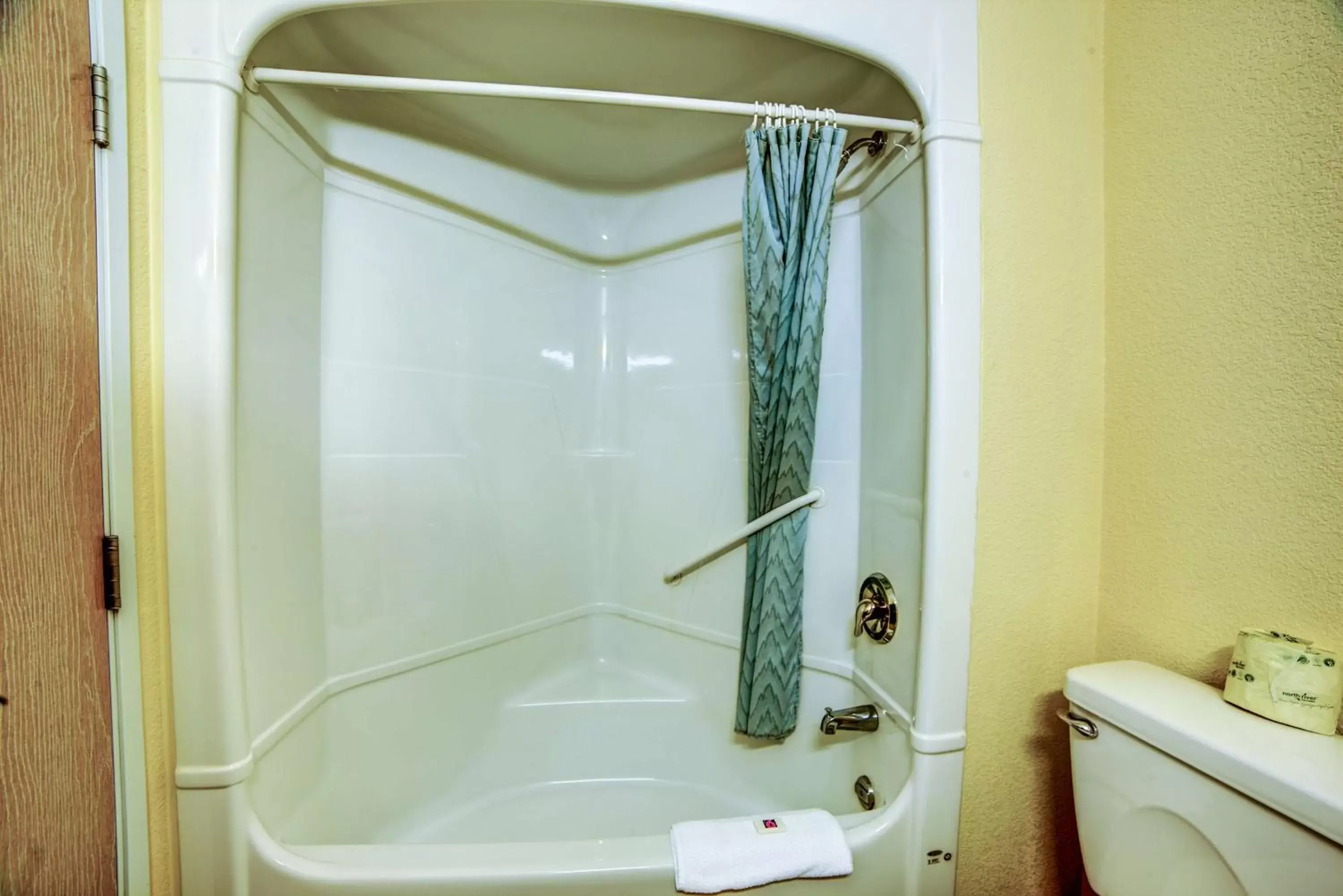Shower, Bathroom in Motel 6-Huntsville, ON