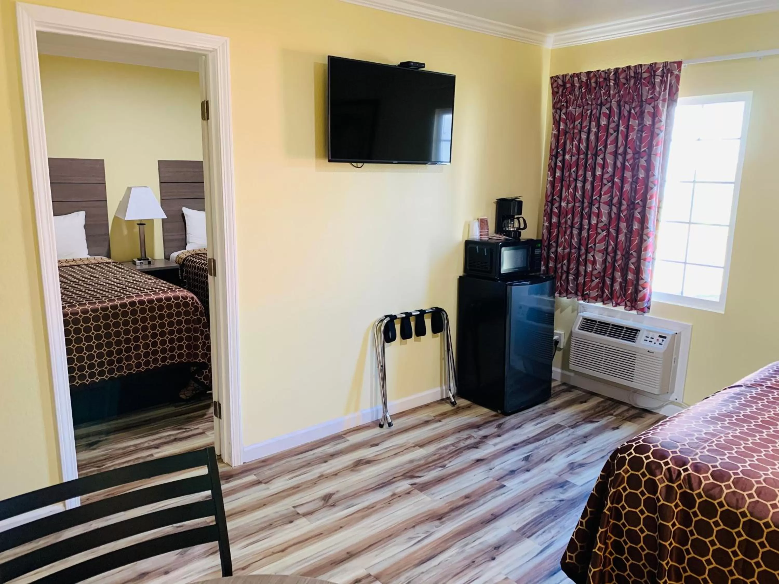 Bedroom, Bed in Central Coast Inn Cayucos