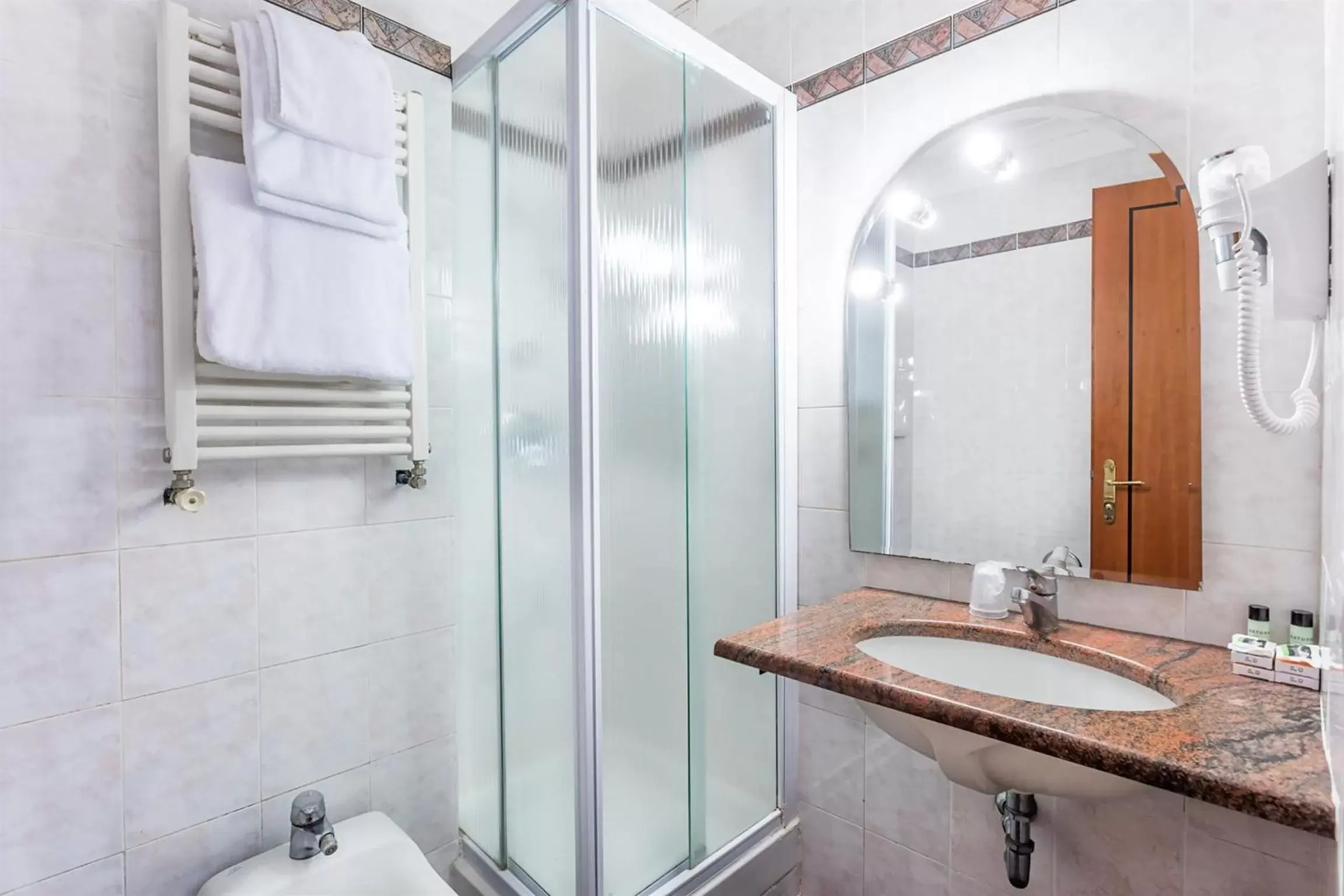 Bathroom in Raeli Hotel Siracusa