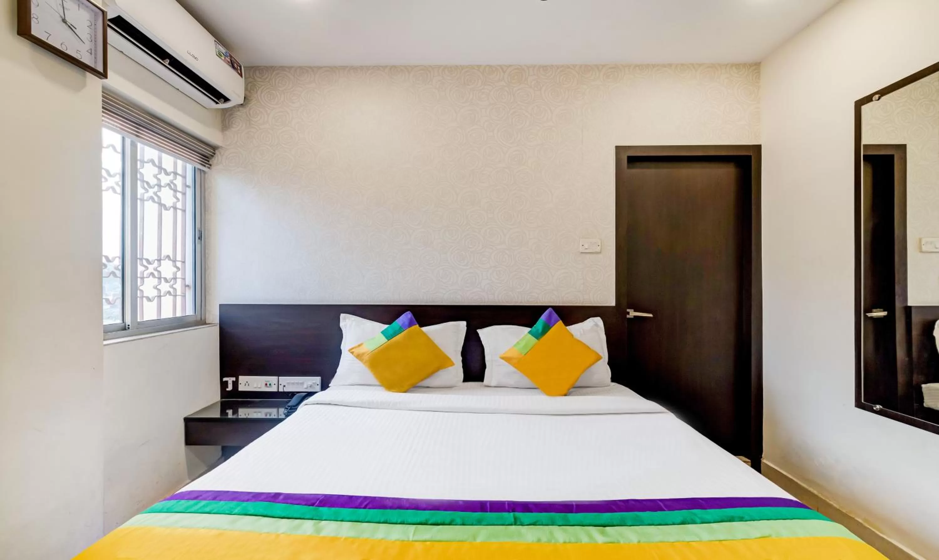 Bedroom, Bed in Itsy Hotels Neeranand Plaza, Bhawanipur
