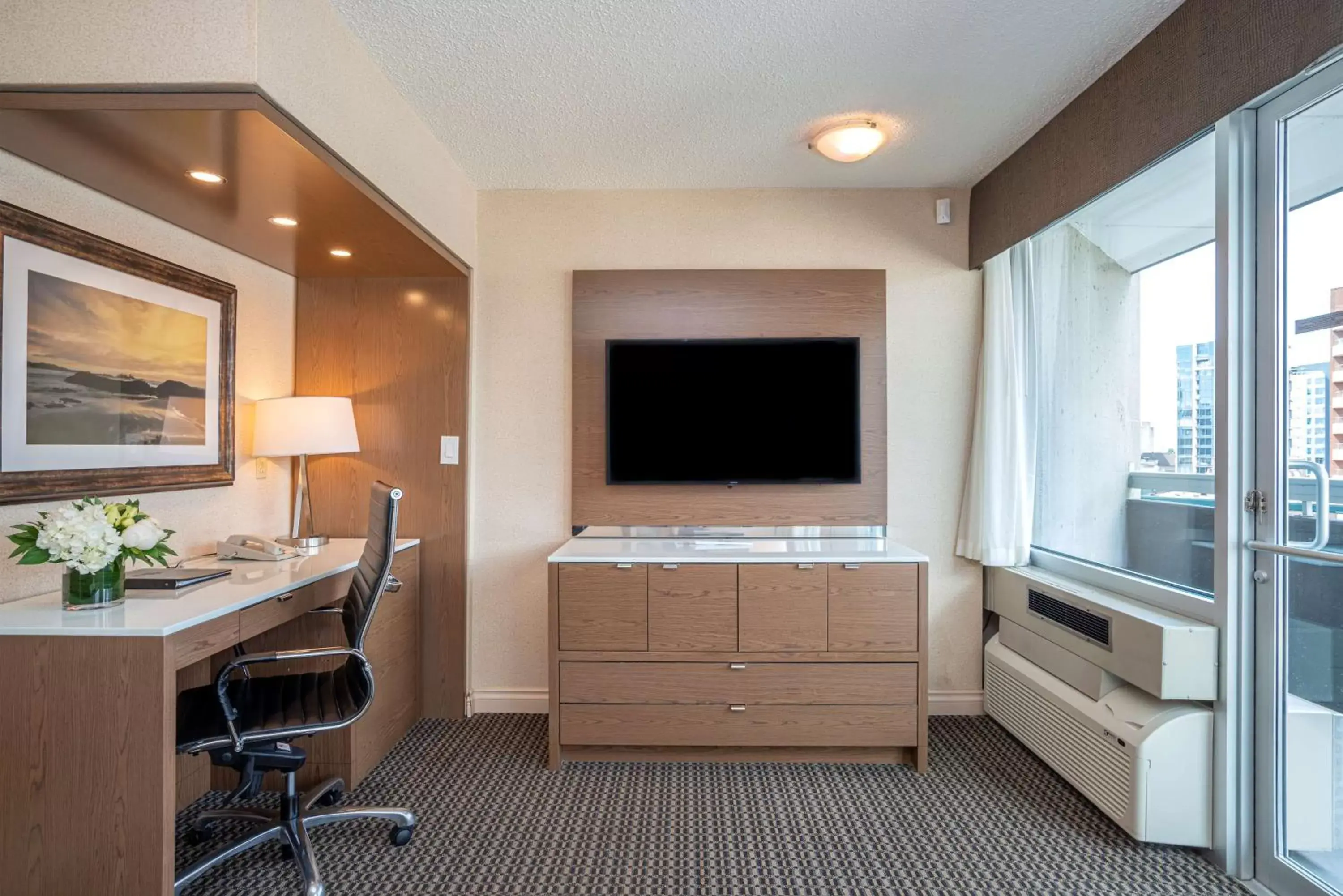 Photo of the whole room, TV/Entertainment Center in Best Western Premier Chateau Granville Hotel & Suites & Conference Centre