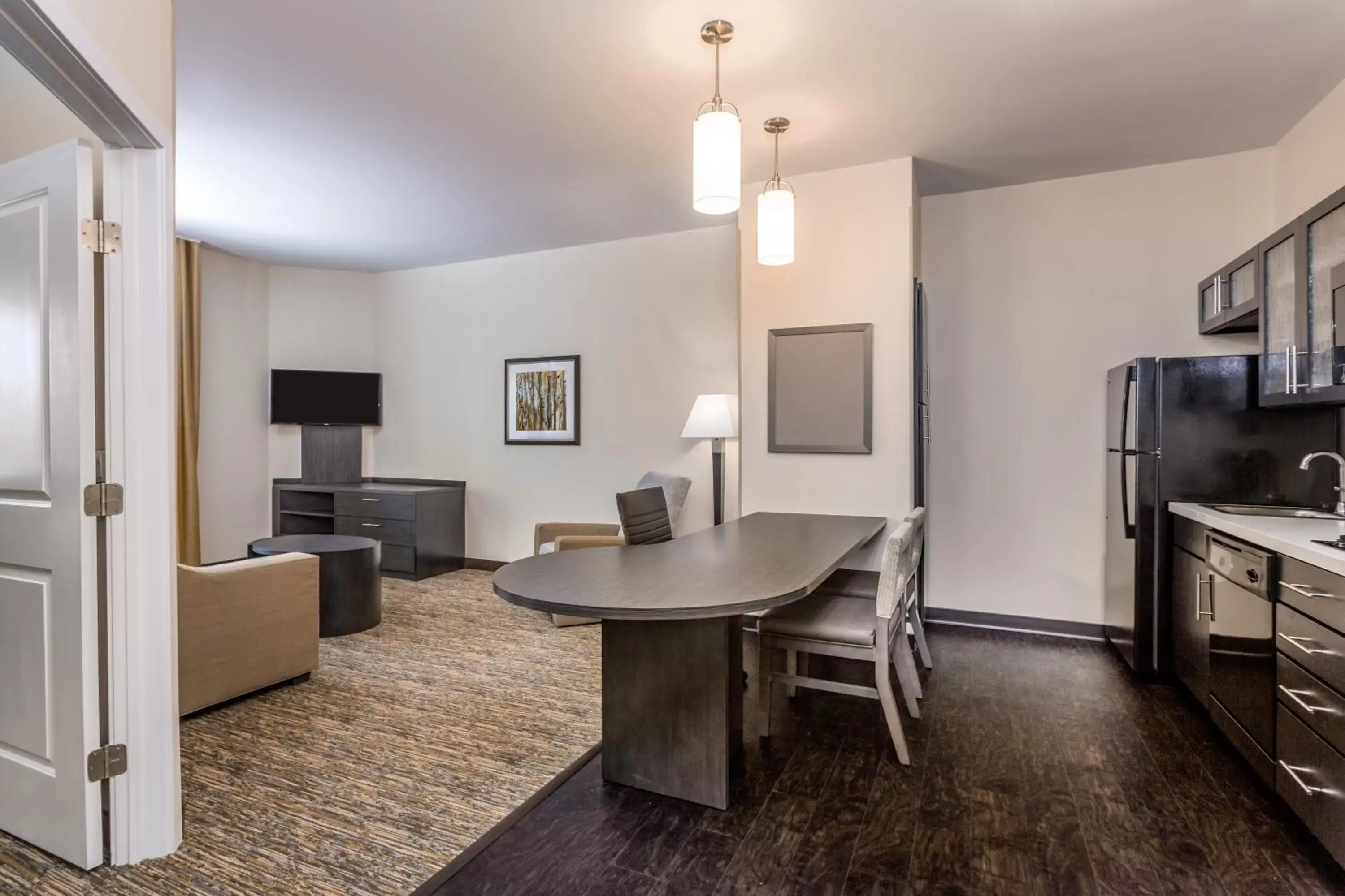Kitchen or kitchenette, TV/Entertainment Center in Candlewood Suites Bethlehem South, an IHG Hotel