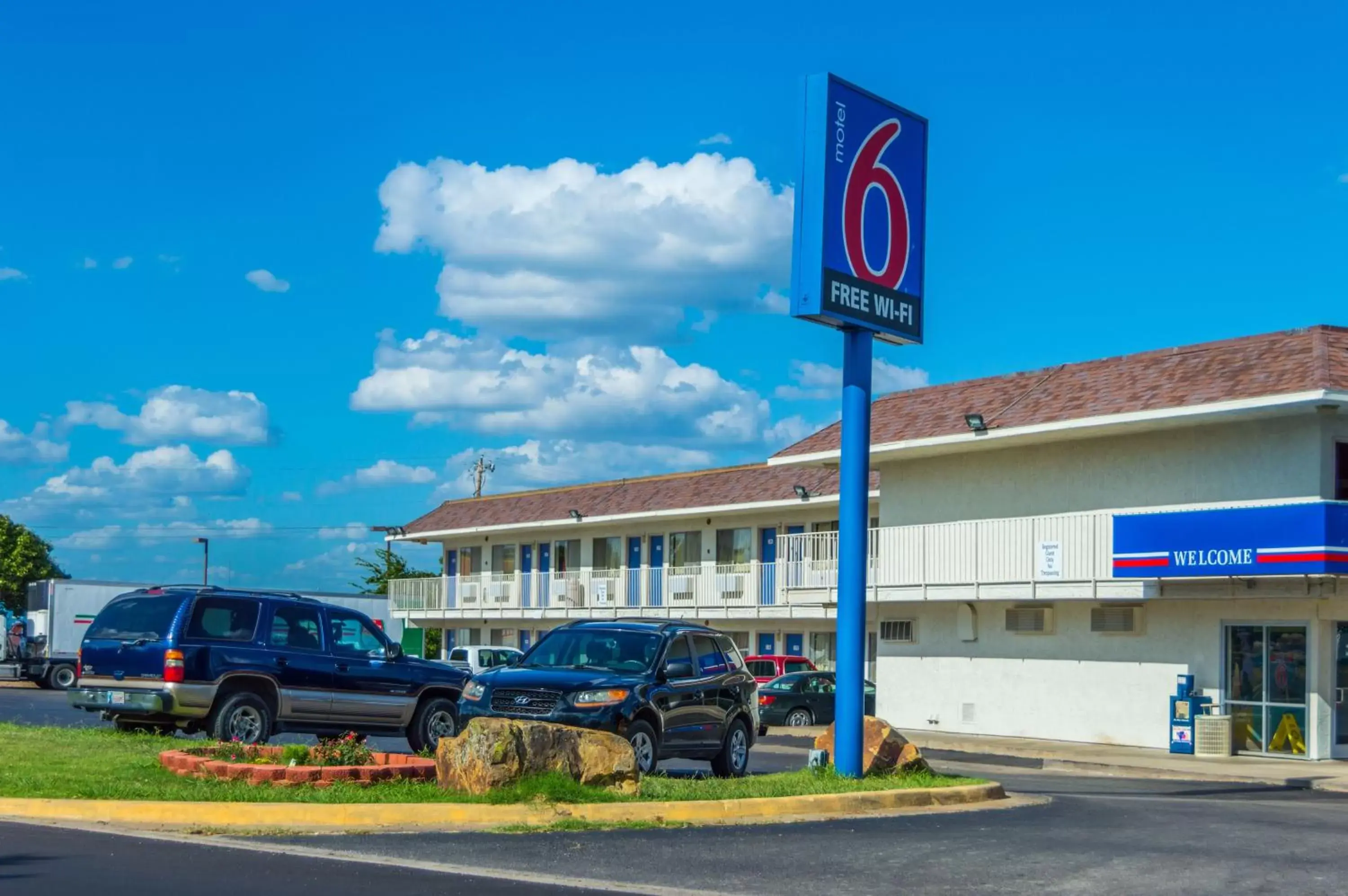 Facade/entrance, Property Building in Motel 6-Ardmore, OK