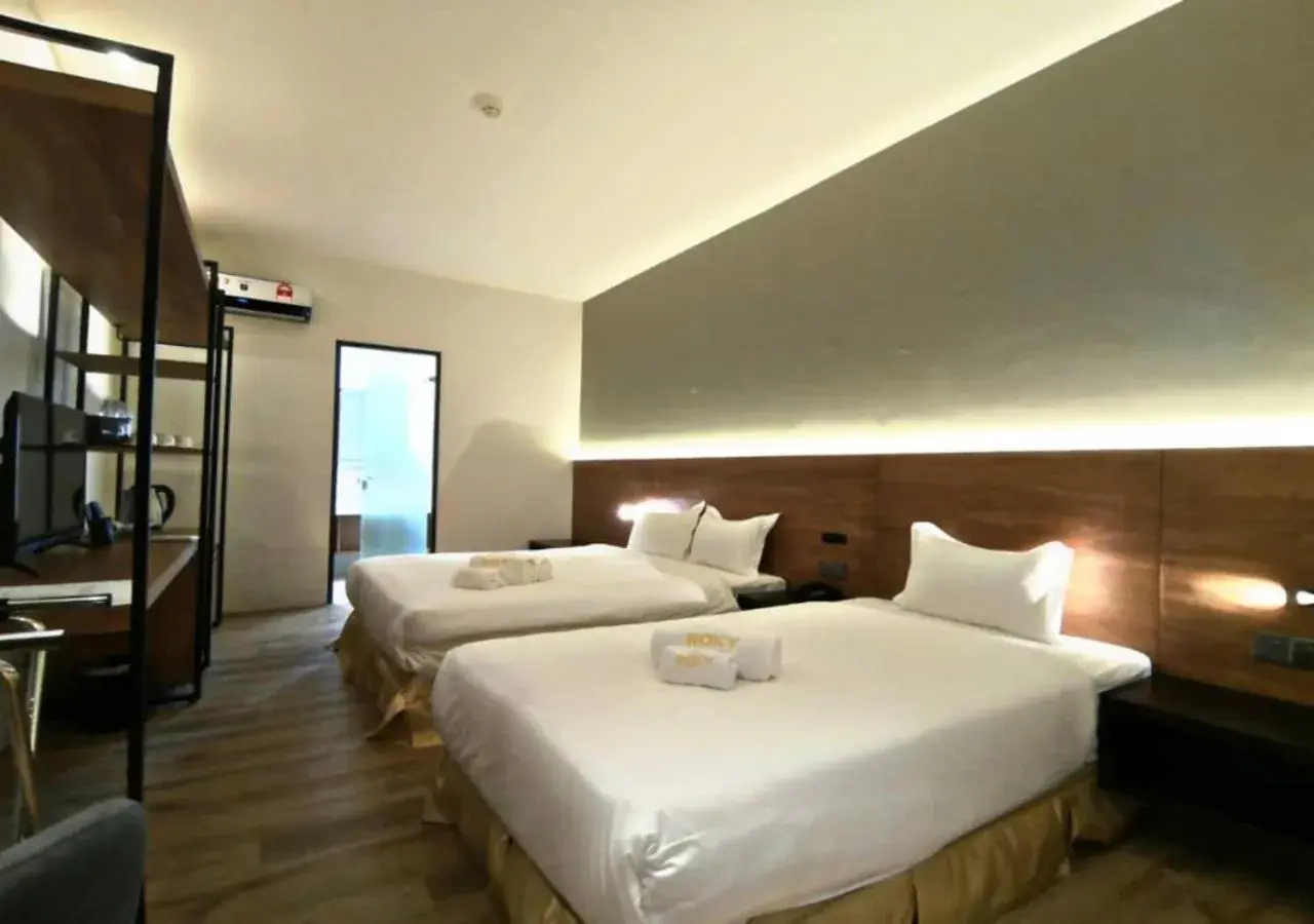 Bedroom, Bed in Roxy Hotel Padungan