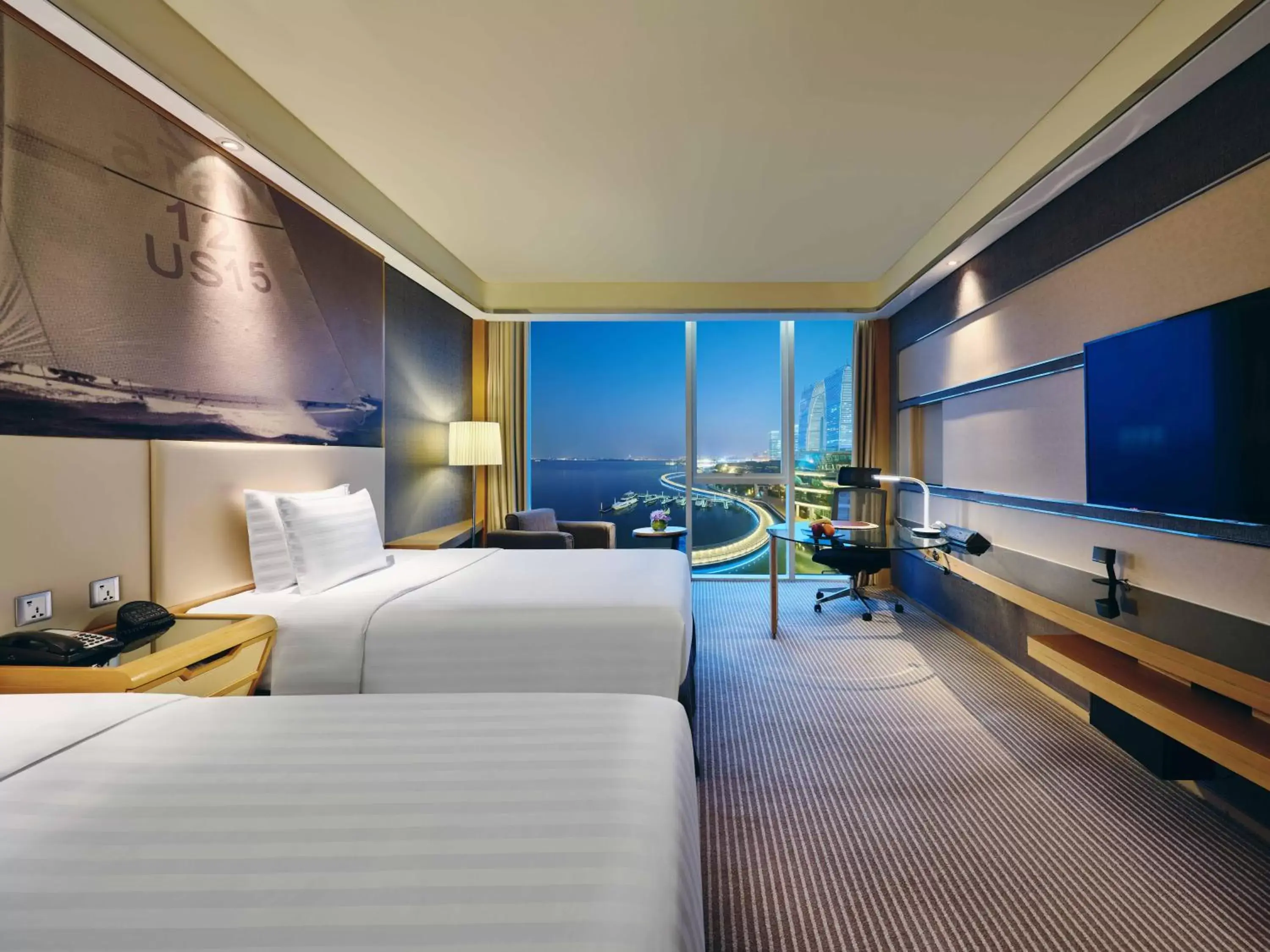 Lake view, Bed in Crowne Plaza Suzhou by IHG Lake view, Bed in Crowne Plaza Suzhou by IHG