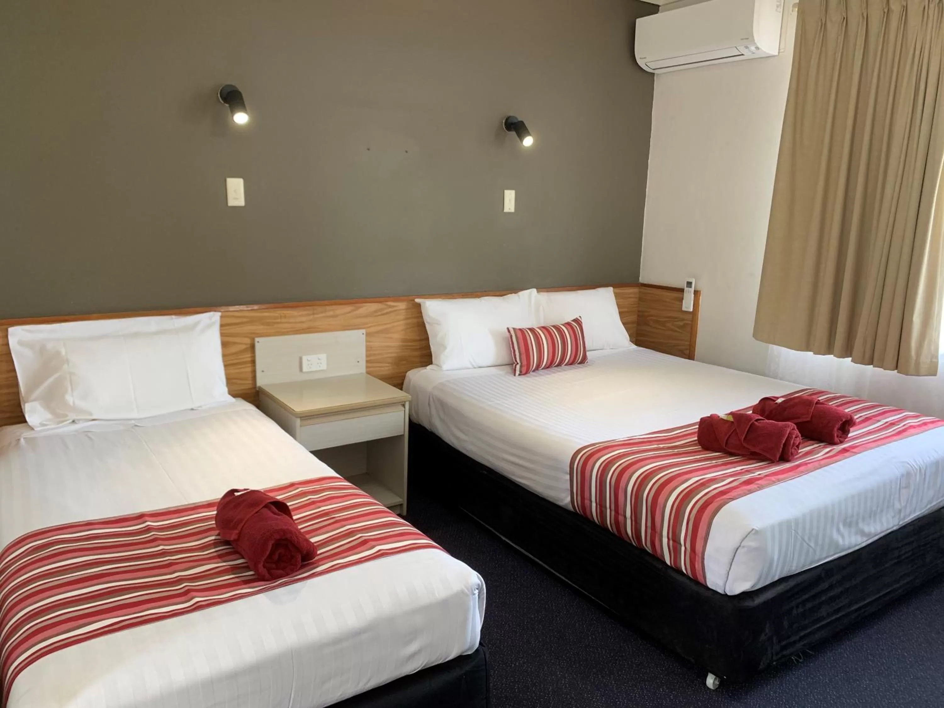 Bed in Panorama Motor Inn