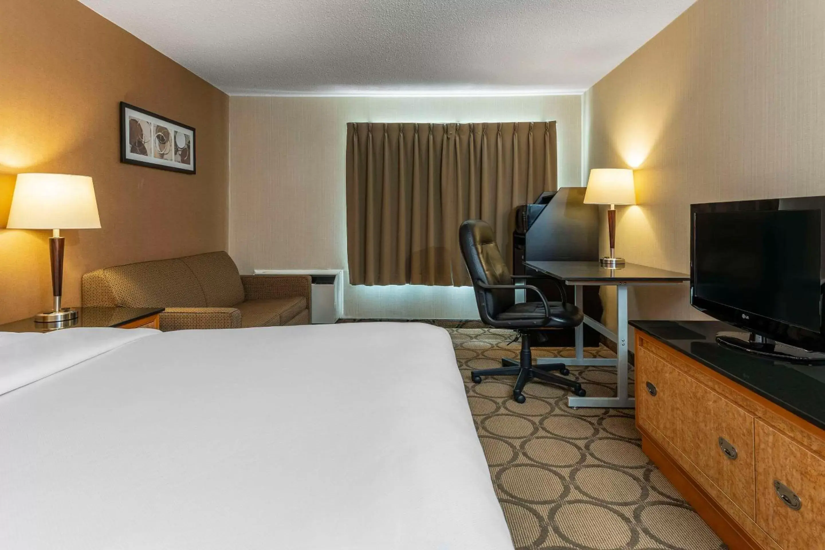 Bedroom, TV/Entertainment Center in Comfort Inn Baie-Comeau