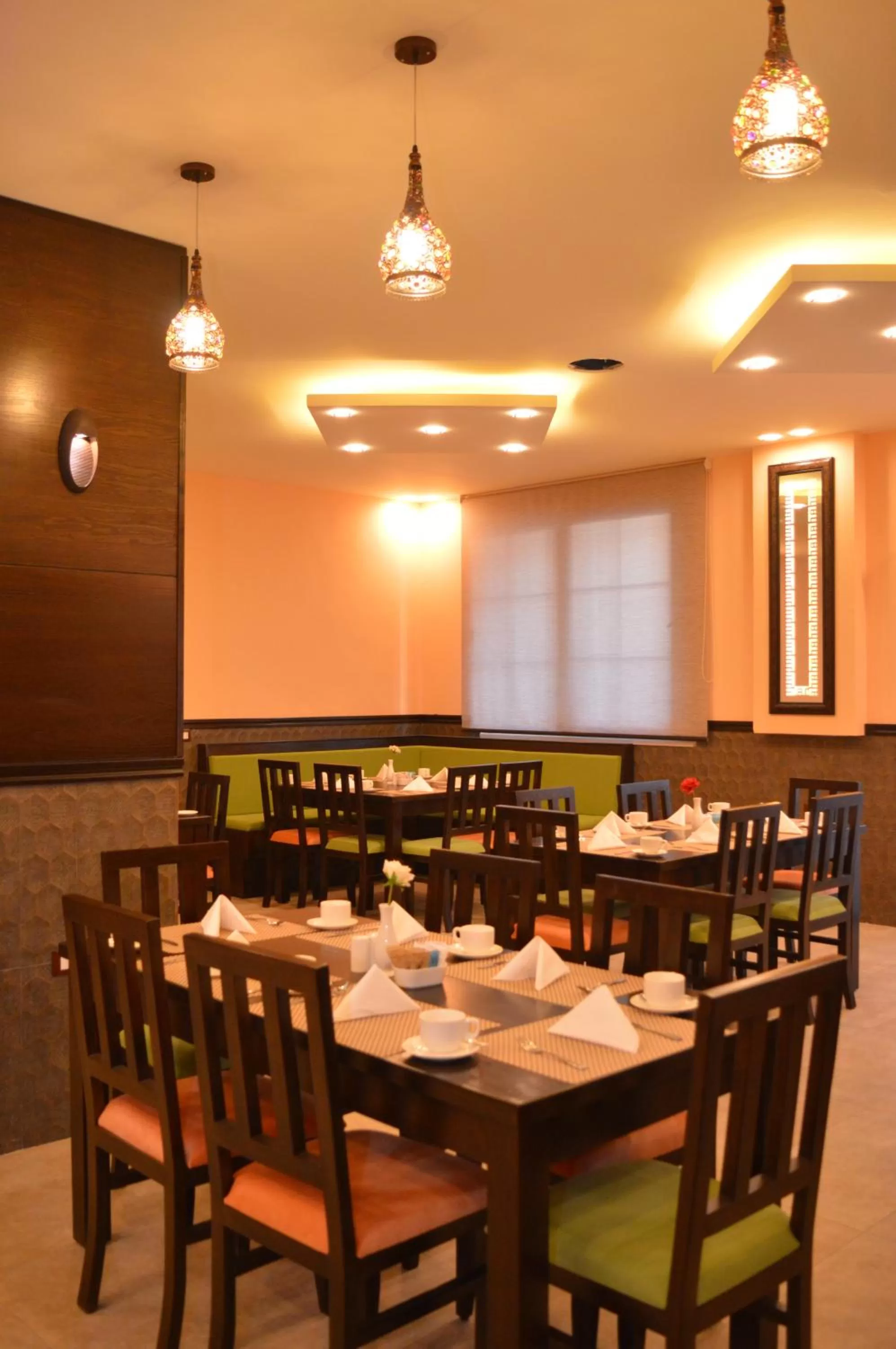 Restaurant/places to eat in Tilal Almadina Hotel & Suites