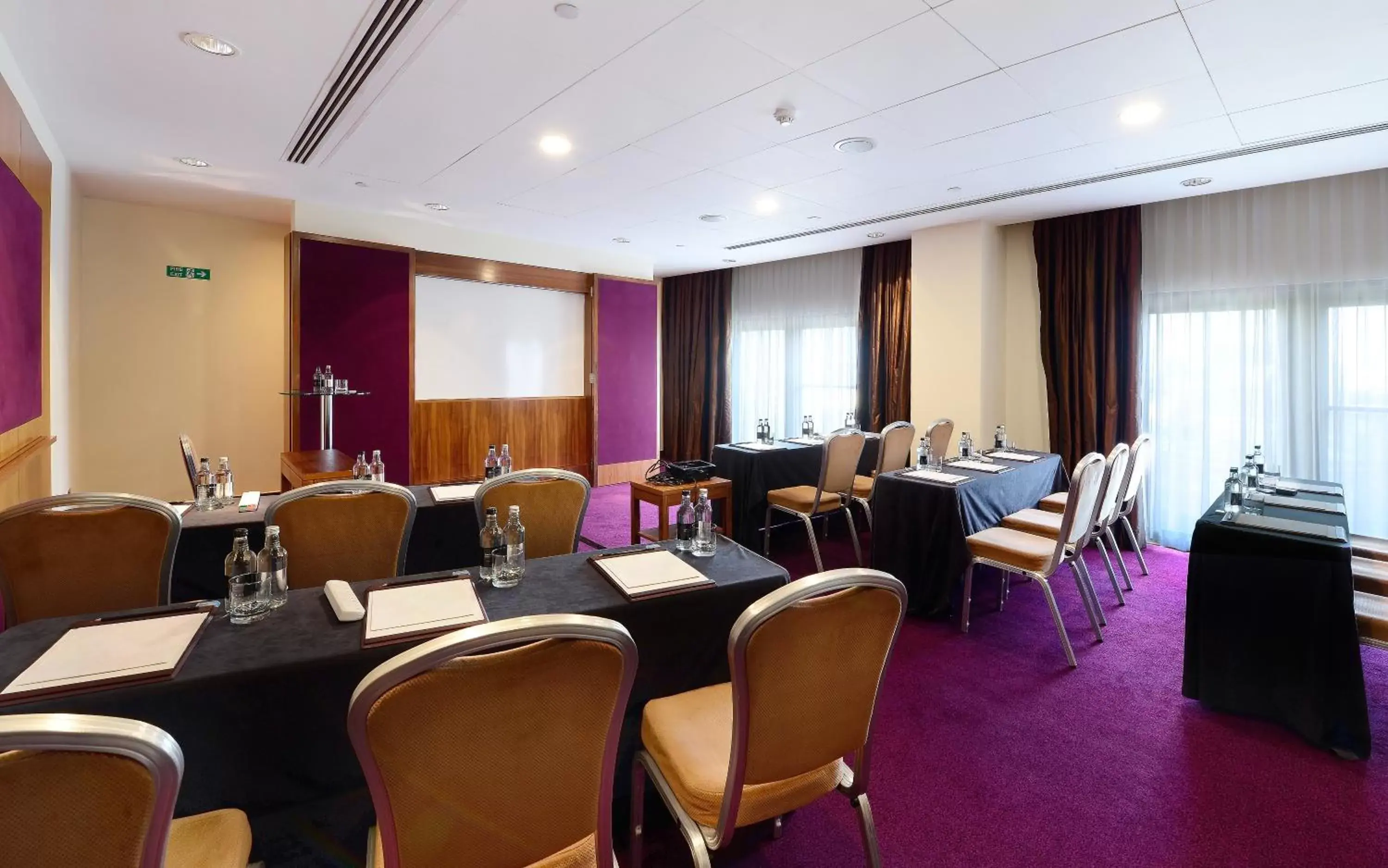 Business facilities in Canary Riverside Plaza Hotel