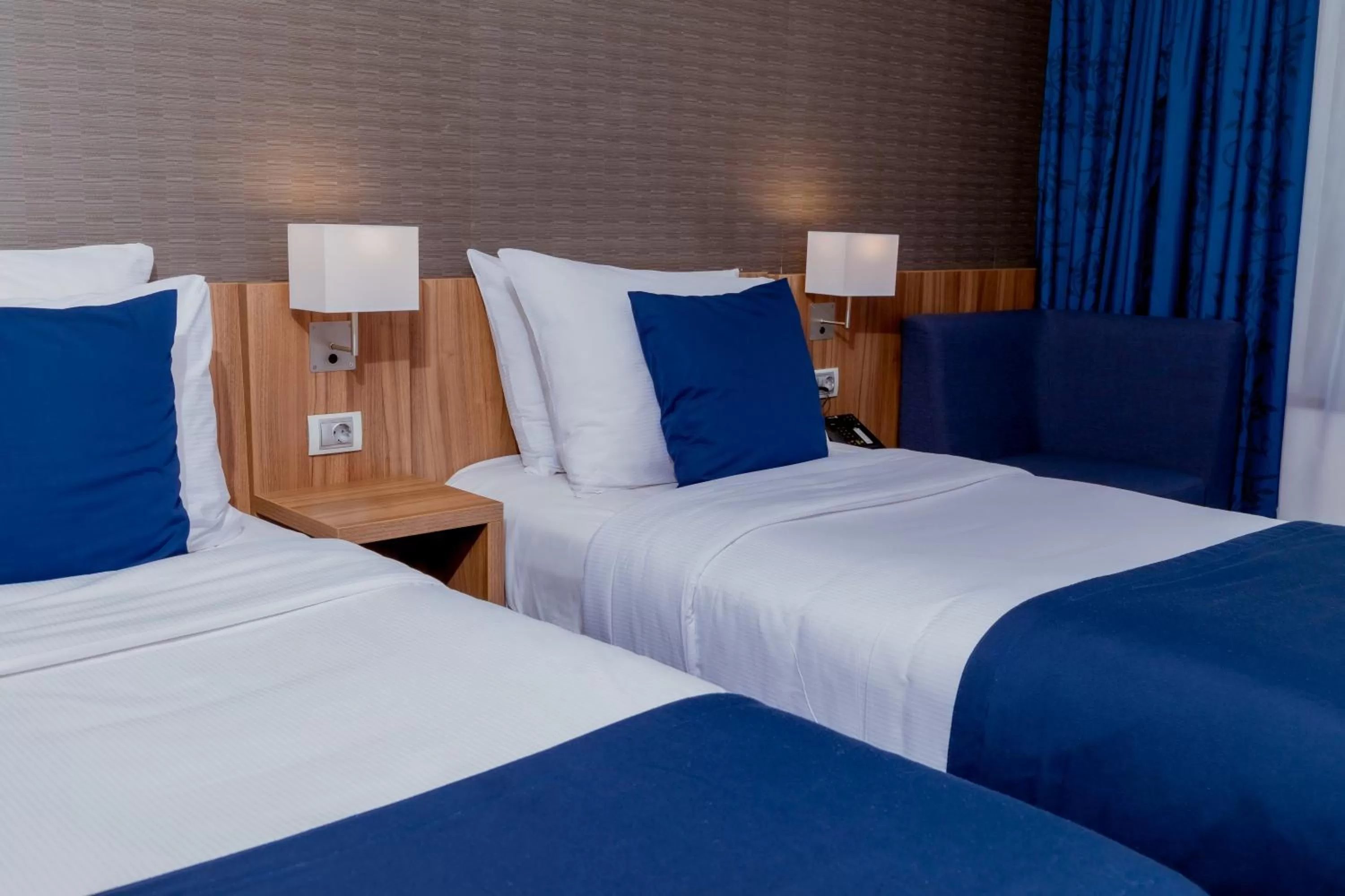 Property building, Bed in Holiday Inn Express Belgrade - City, an IHG Hotel