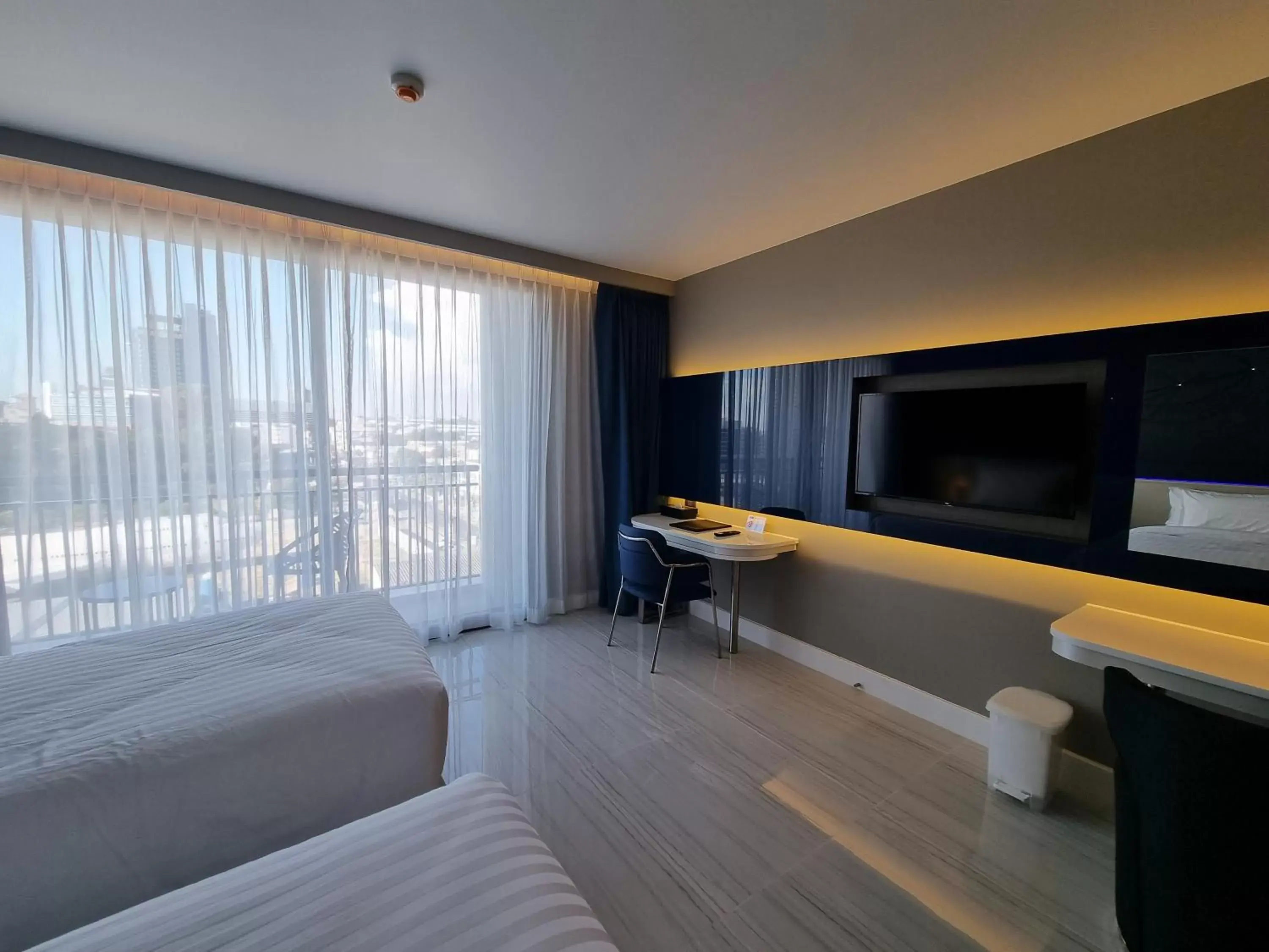 Bedroom, TV/Entertainment Center in Pattaya Discovery Beach Hotel - SHA Extra Plus