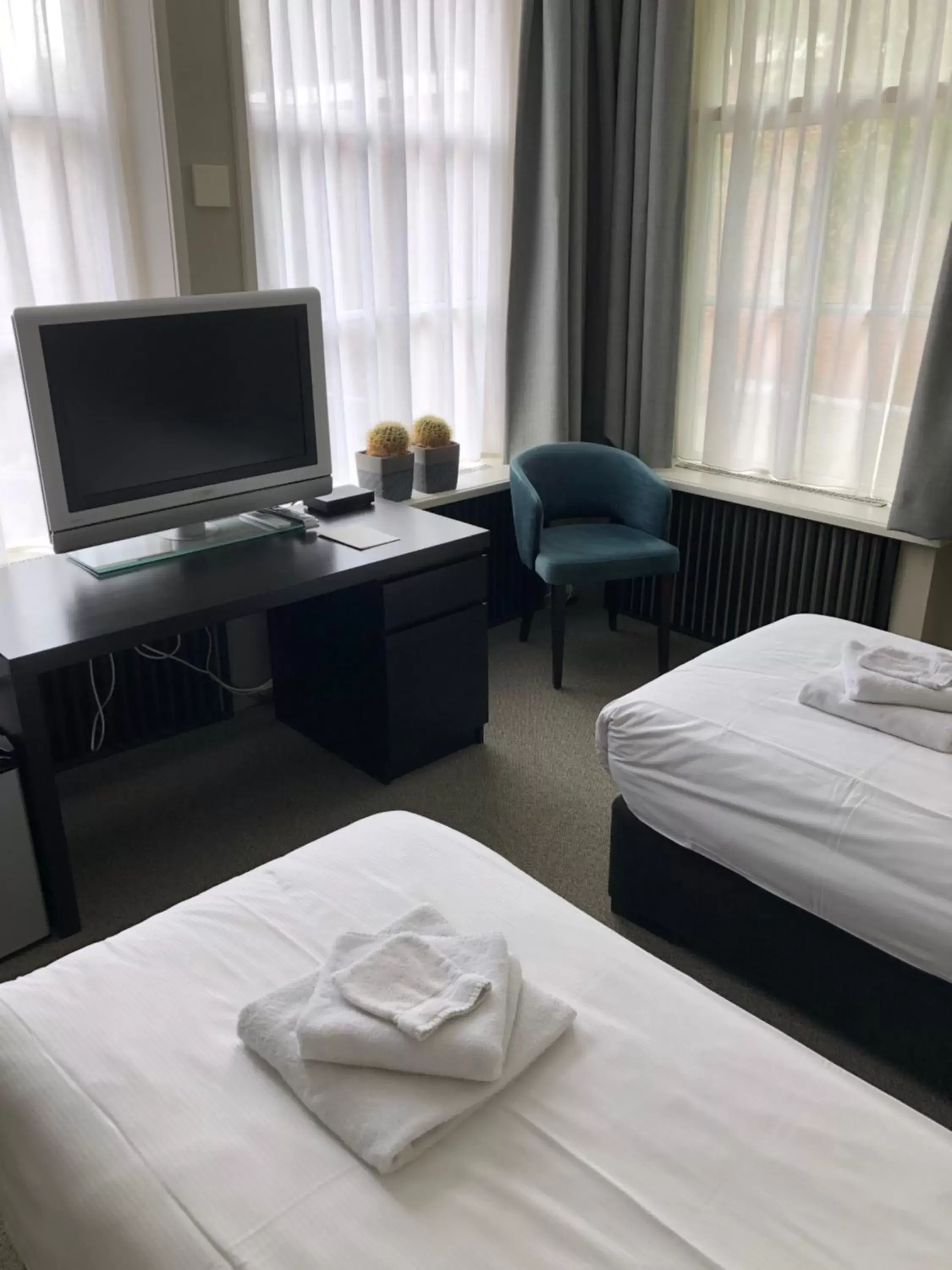 Bedroom, TV/Entertainment Center in Hotel Grandcafe De Doelen
