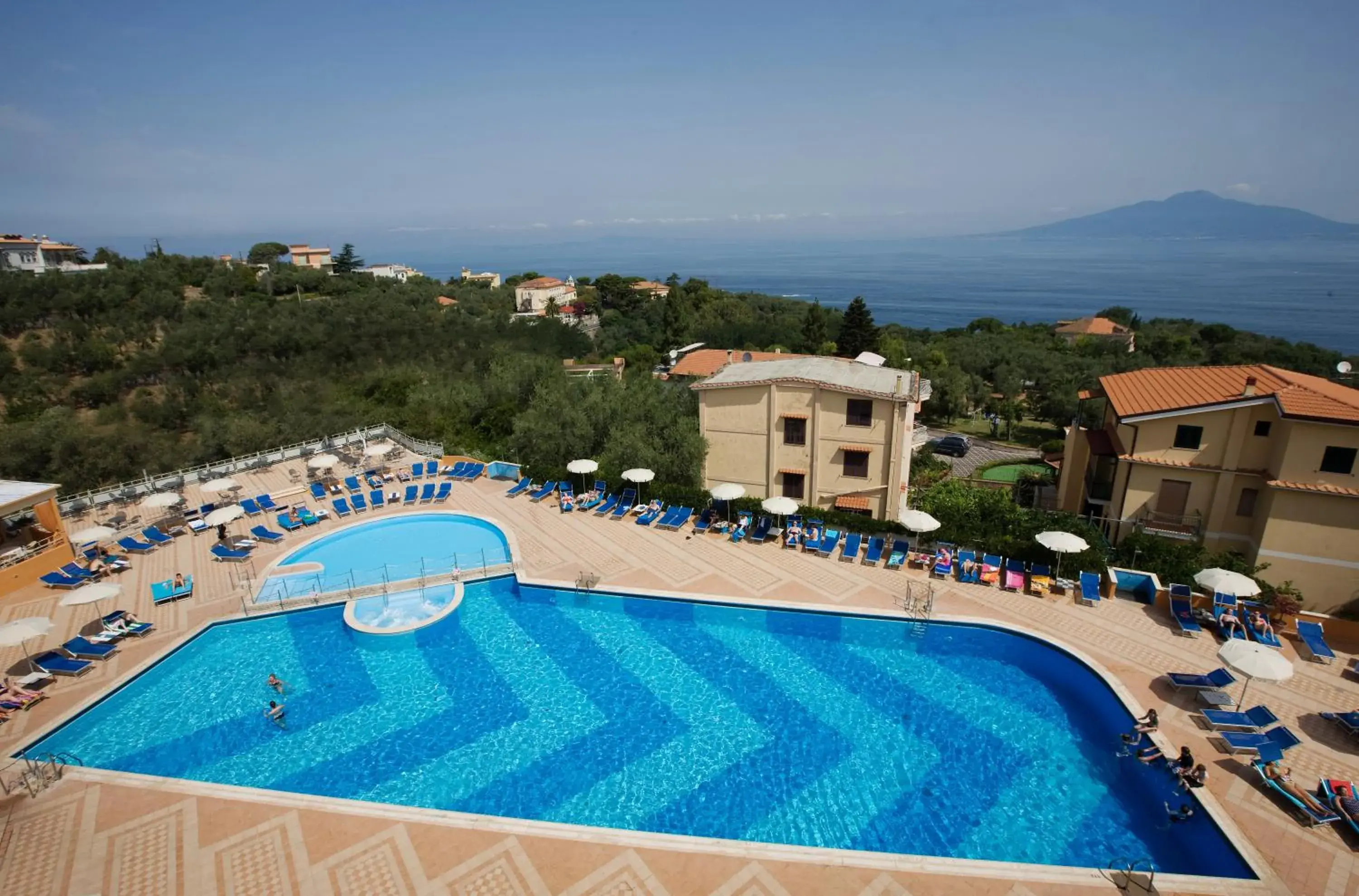 Swimming pool in Hotel Grand Vesuvio