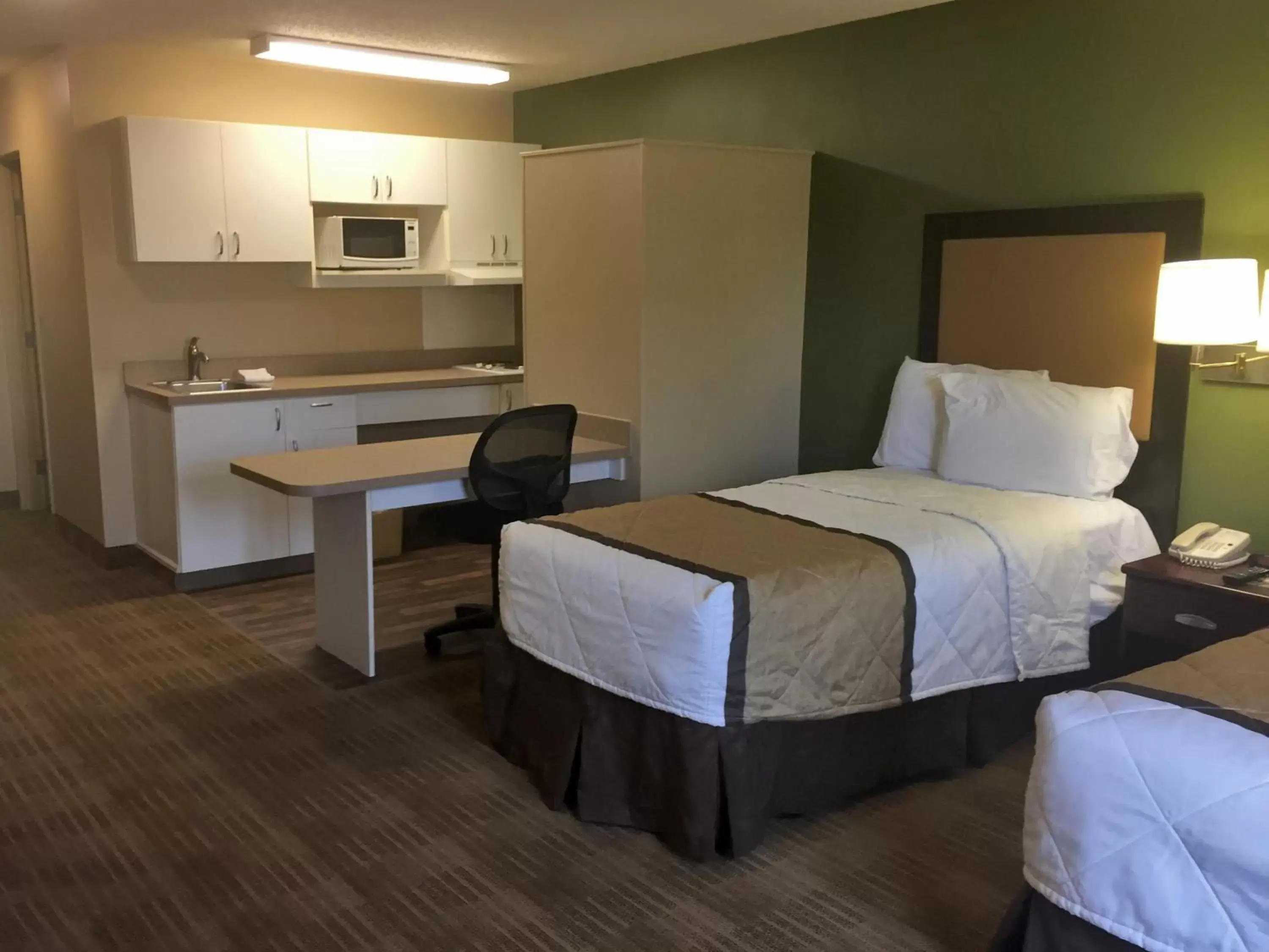 Bed in Extended Stay America Select Suites - Chicago - Rolling Meadows