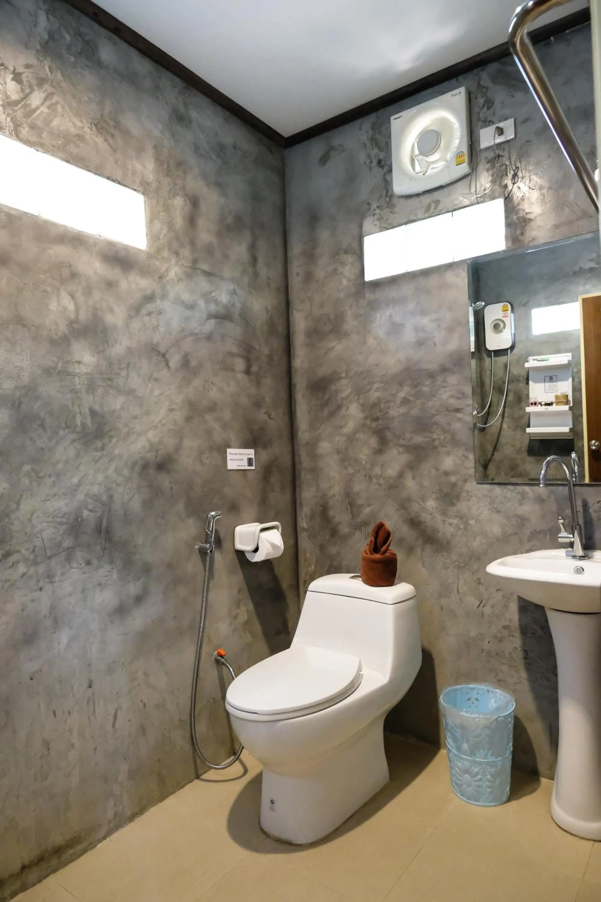 Toilet in BaanPhong Lanta