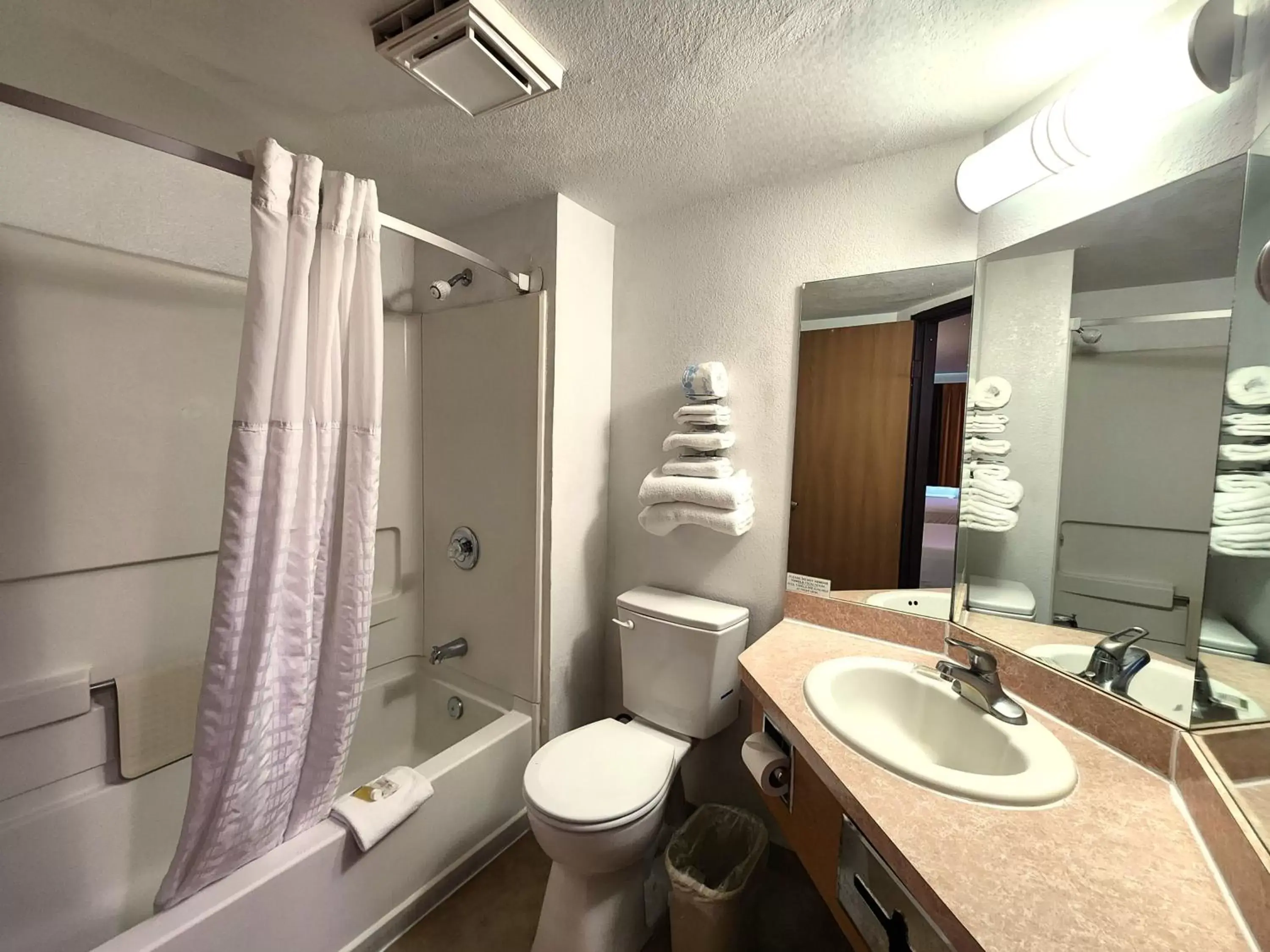 Bedroom, Bathroom in Super 8 by Wyndham Austin North/University Area