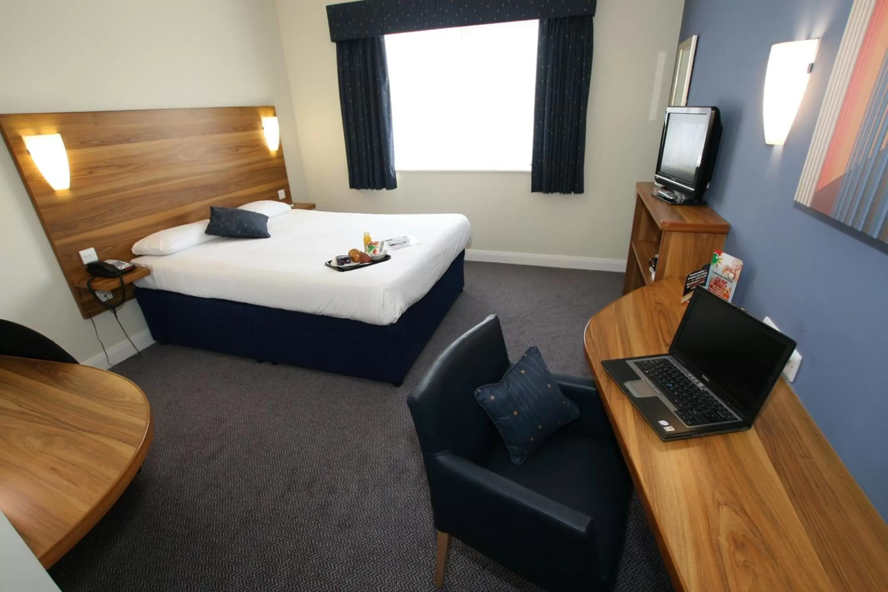 Photo of the whole room, Bed in Days Inn Corley NEC - M6