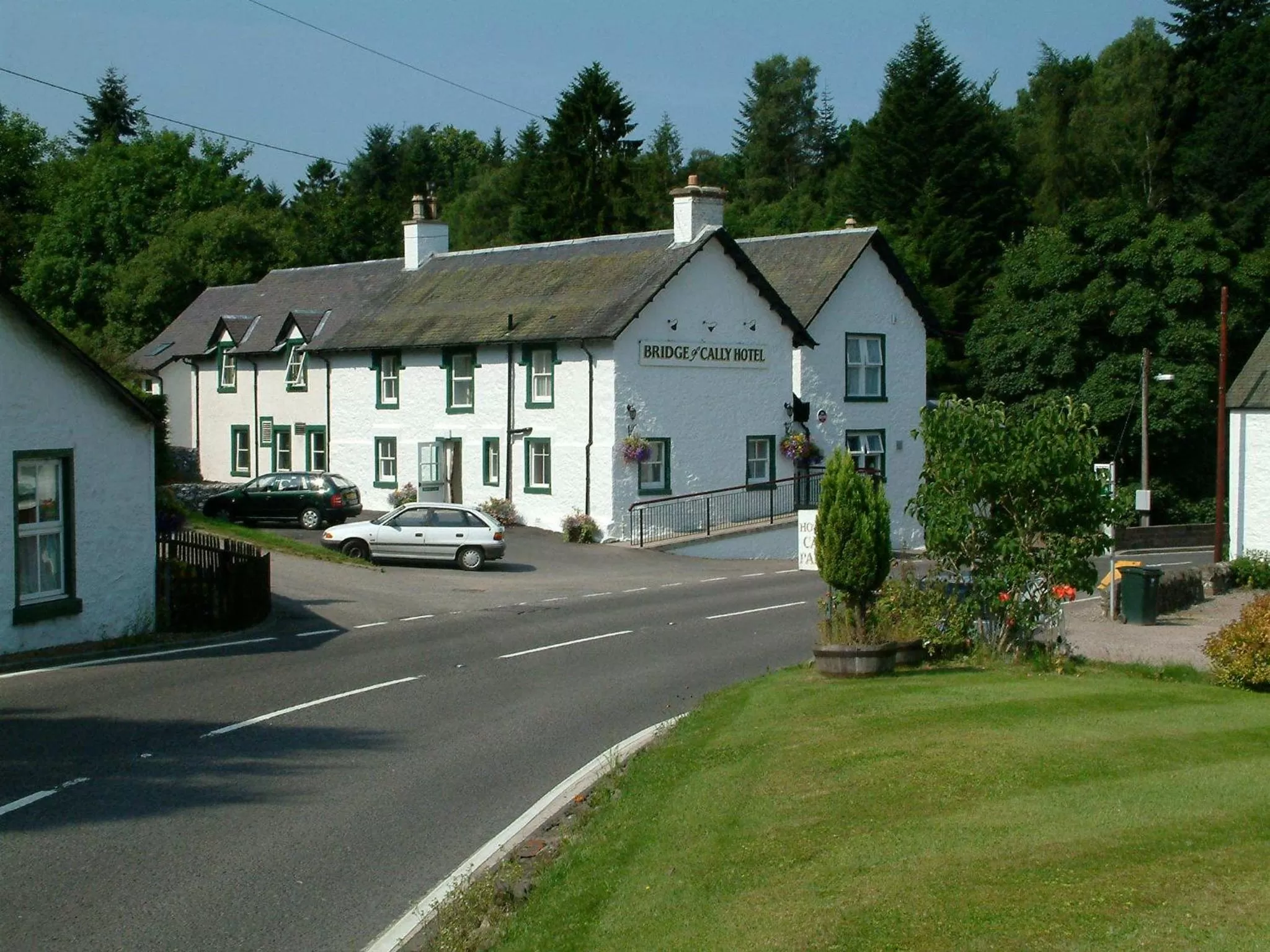 Facade/entrance in Bridge of Cally Hotel