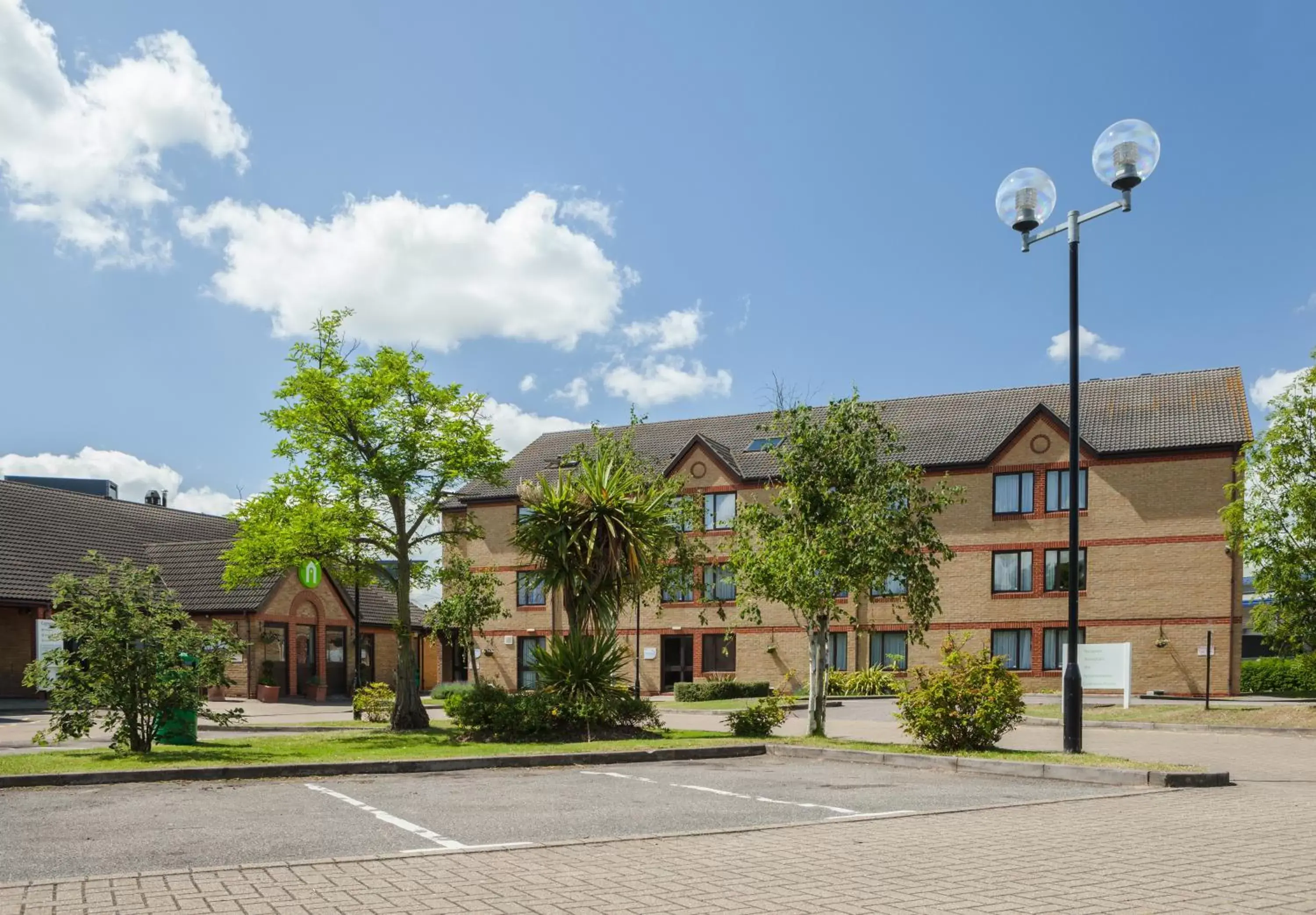 Facade/entrance, Property Building in Campanile Hotel Dartford