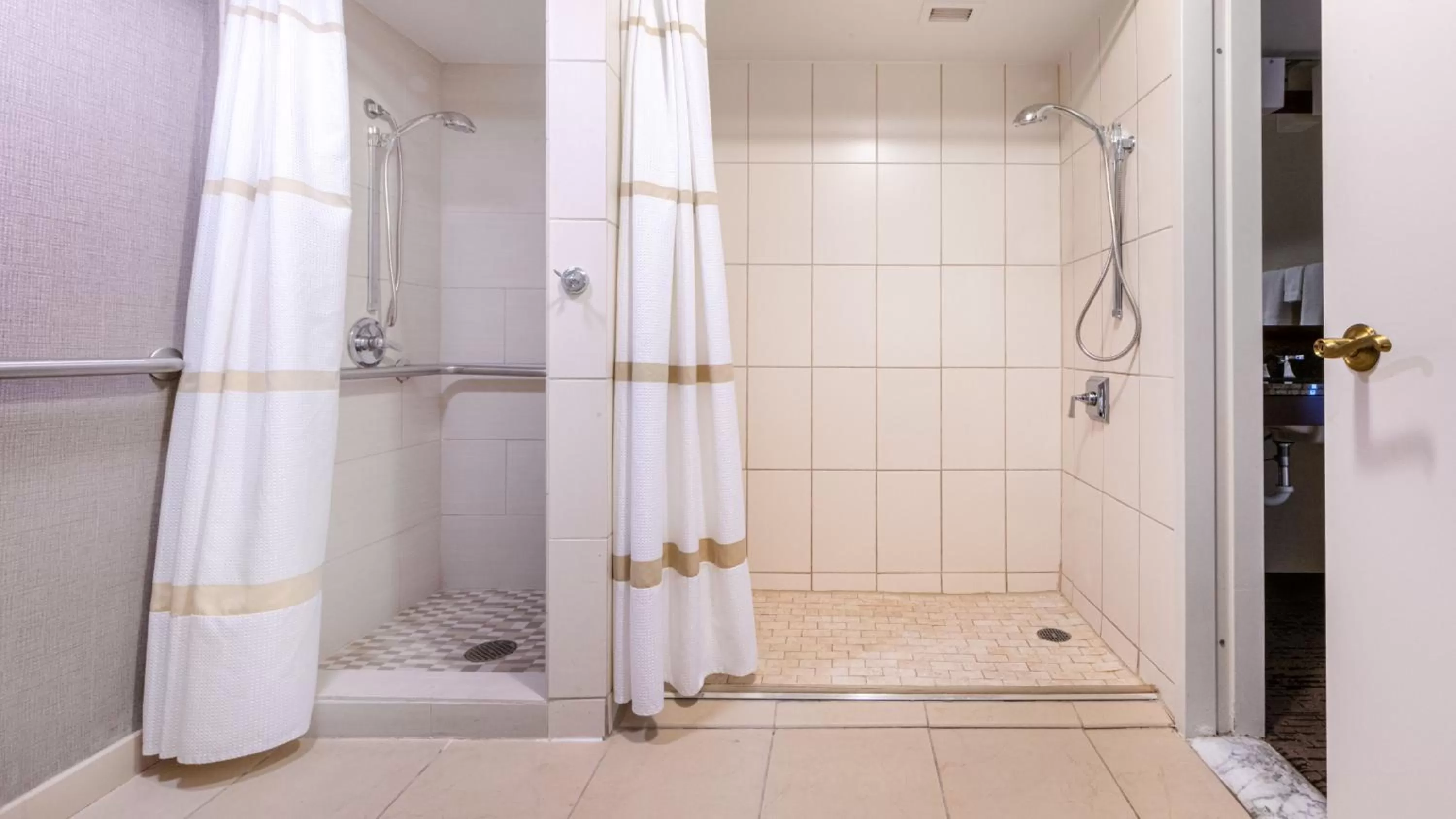 Shower in Chicago Marriott Suites Deerfield