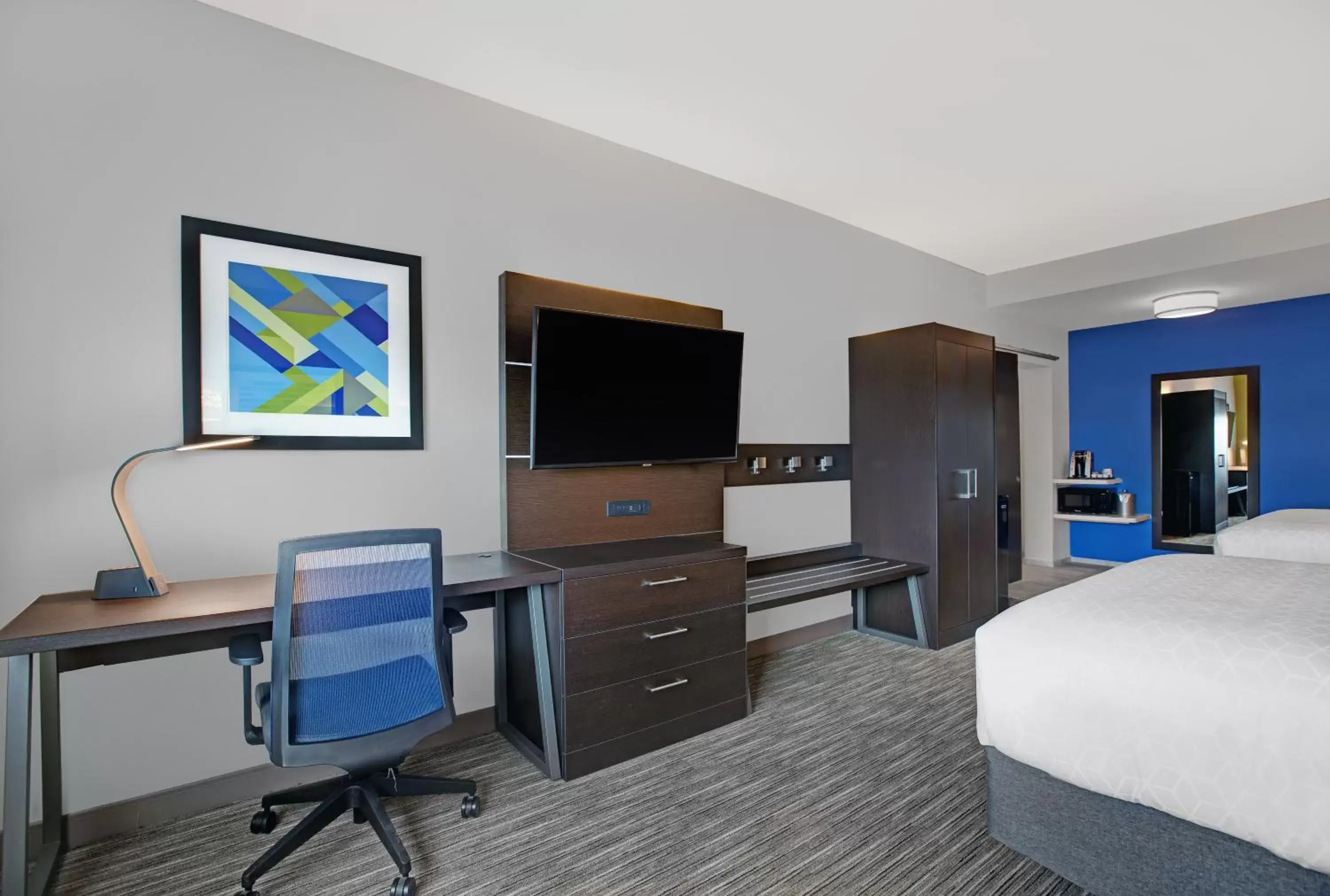 Photo of the whole room, TV/Entertainment Center in Holiday Inn Express & Suites - Milwaukee - Brookfield, an IHG Hotel