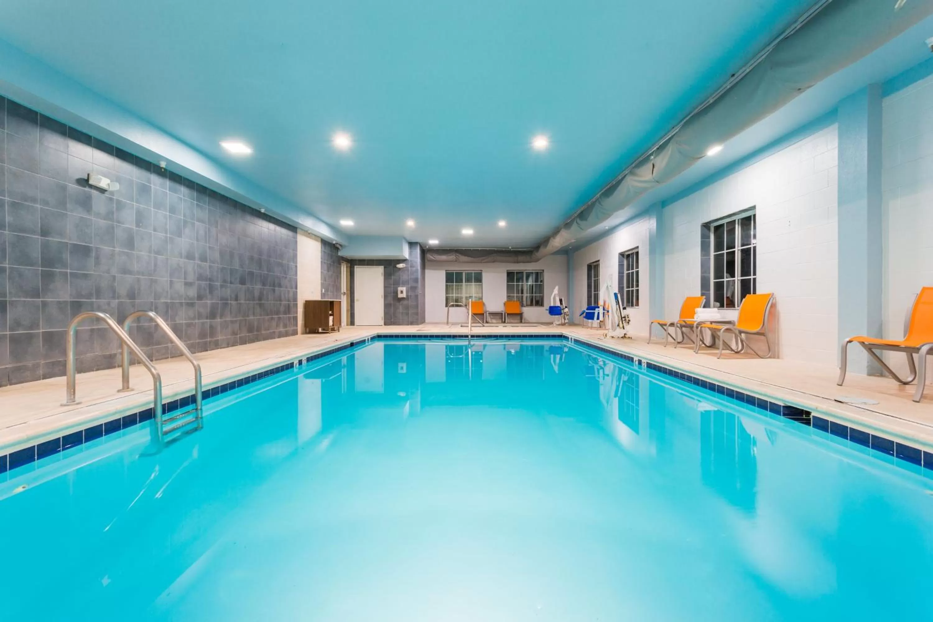 Swimming pool in Holiday Inn Express and Suites - Petersburg - Fort Lee by IHG