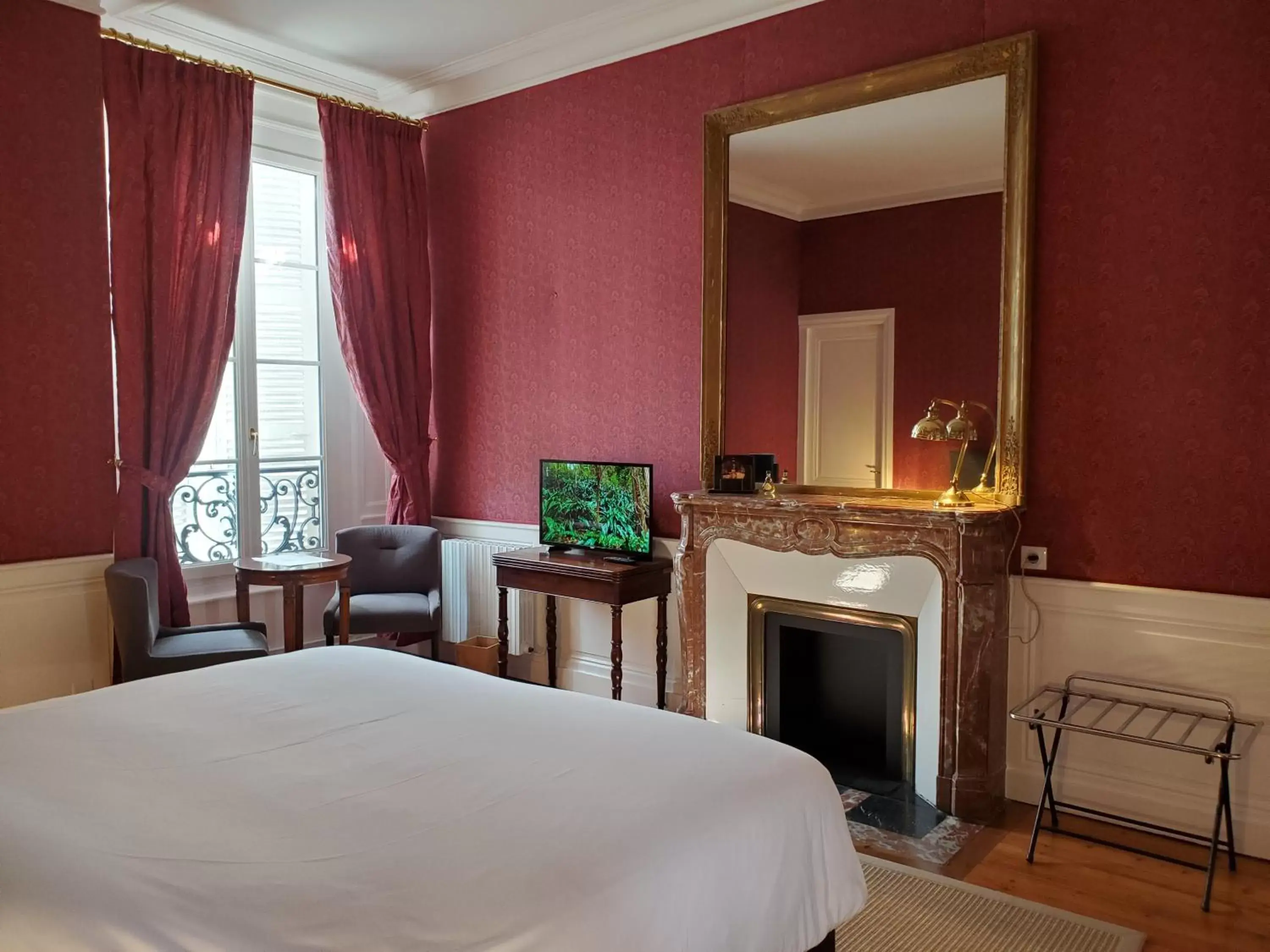 Bedroom, TV/Entertainment Center in Logis des Tourelles