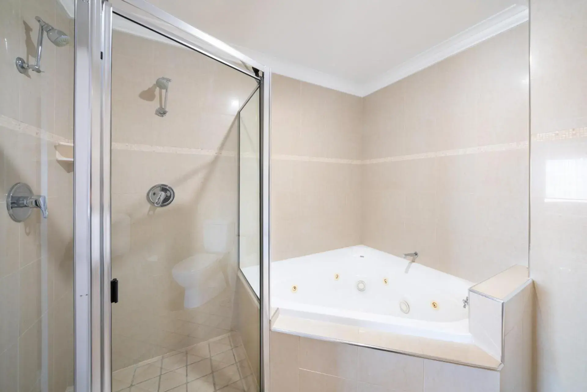 Shower, Bathroom in Heritage Inn Bathurst