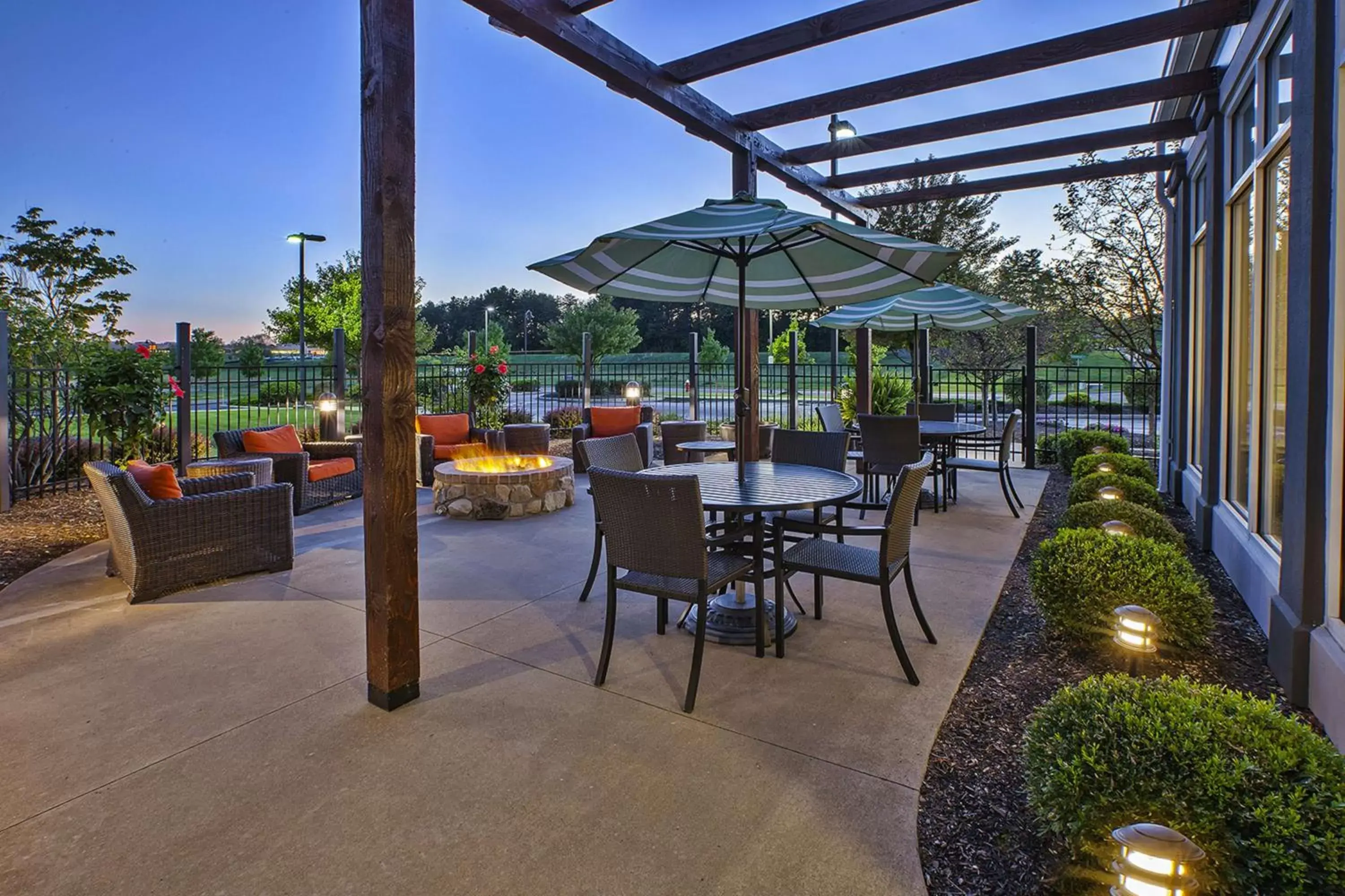 Patio, Restaurant/Places to Eat in Hilton Garden Inn Akron-Canton Airport