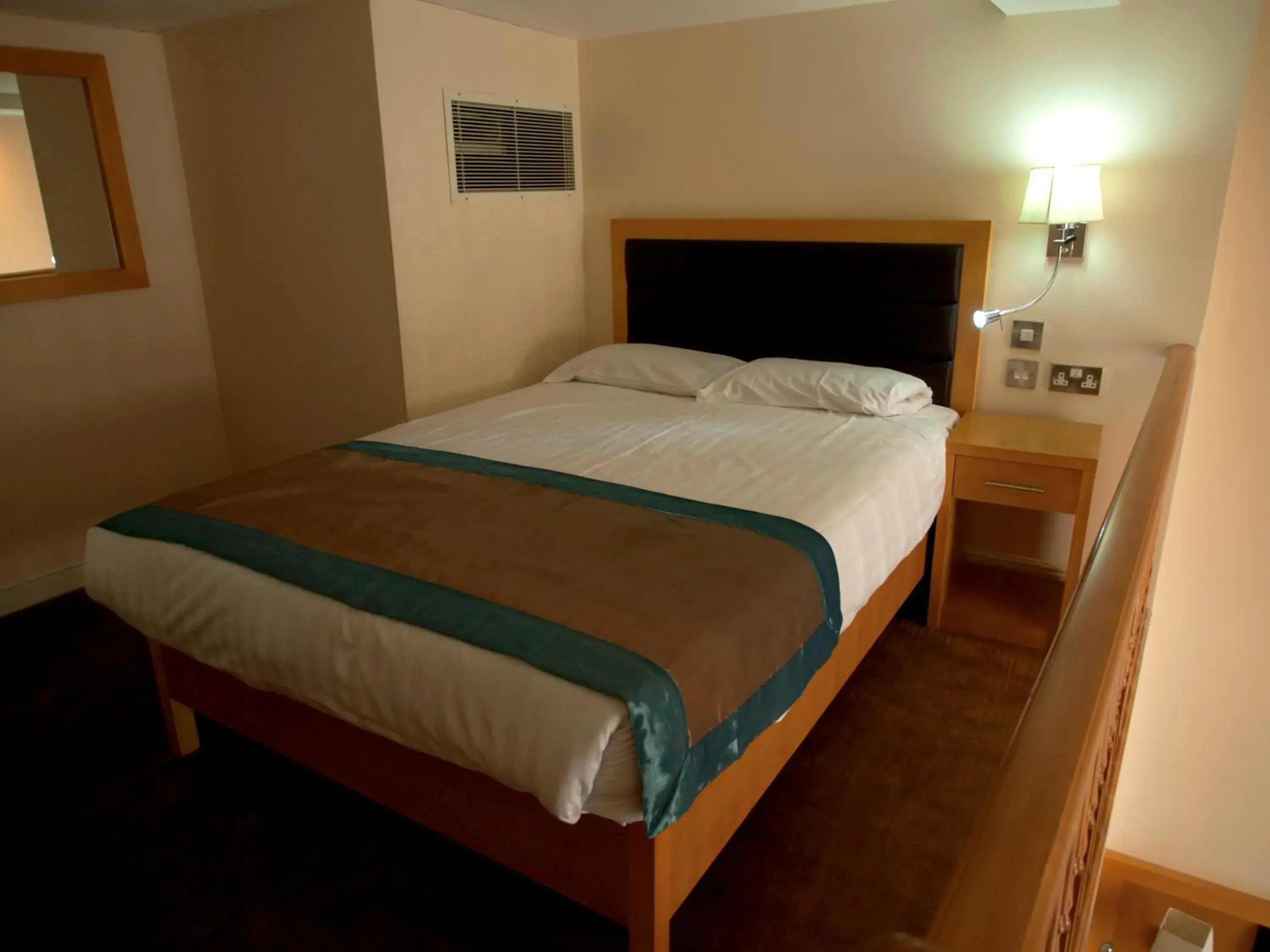 Photo of the whole room, Bed in Cromwell International Hotel