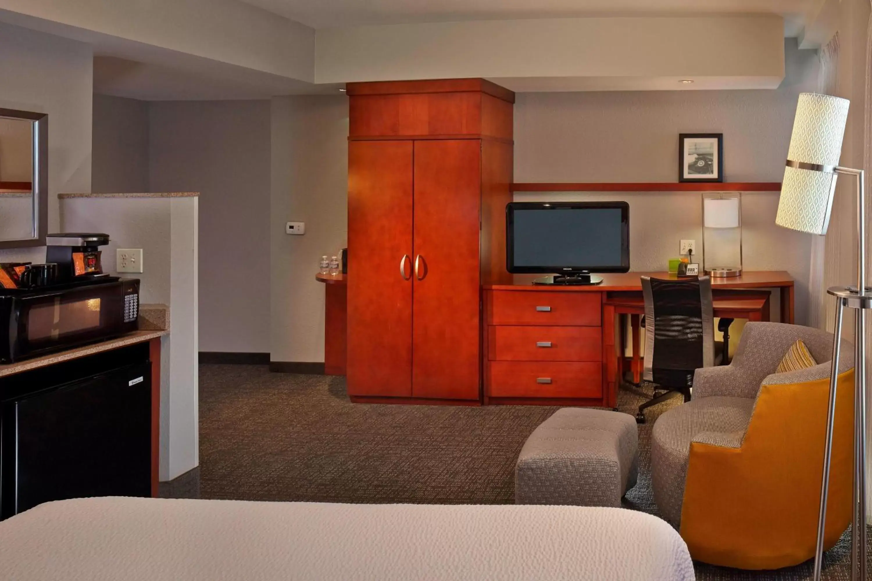 Photo of the whole room, TV/Entertainment Center in Courtyard by Marriott St. Petersburg Downtown