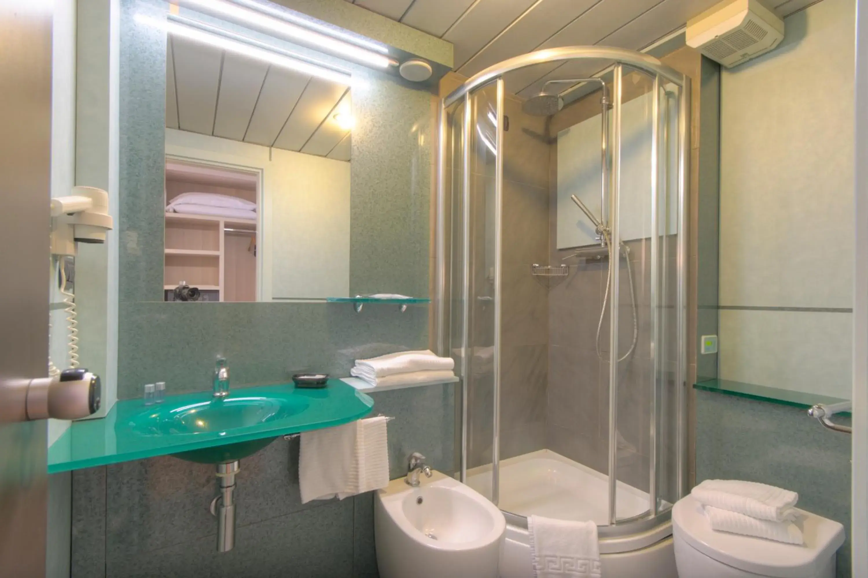 Bathroom in Hotel Palace del Conero