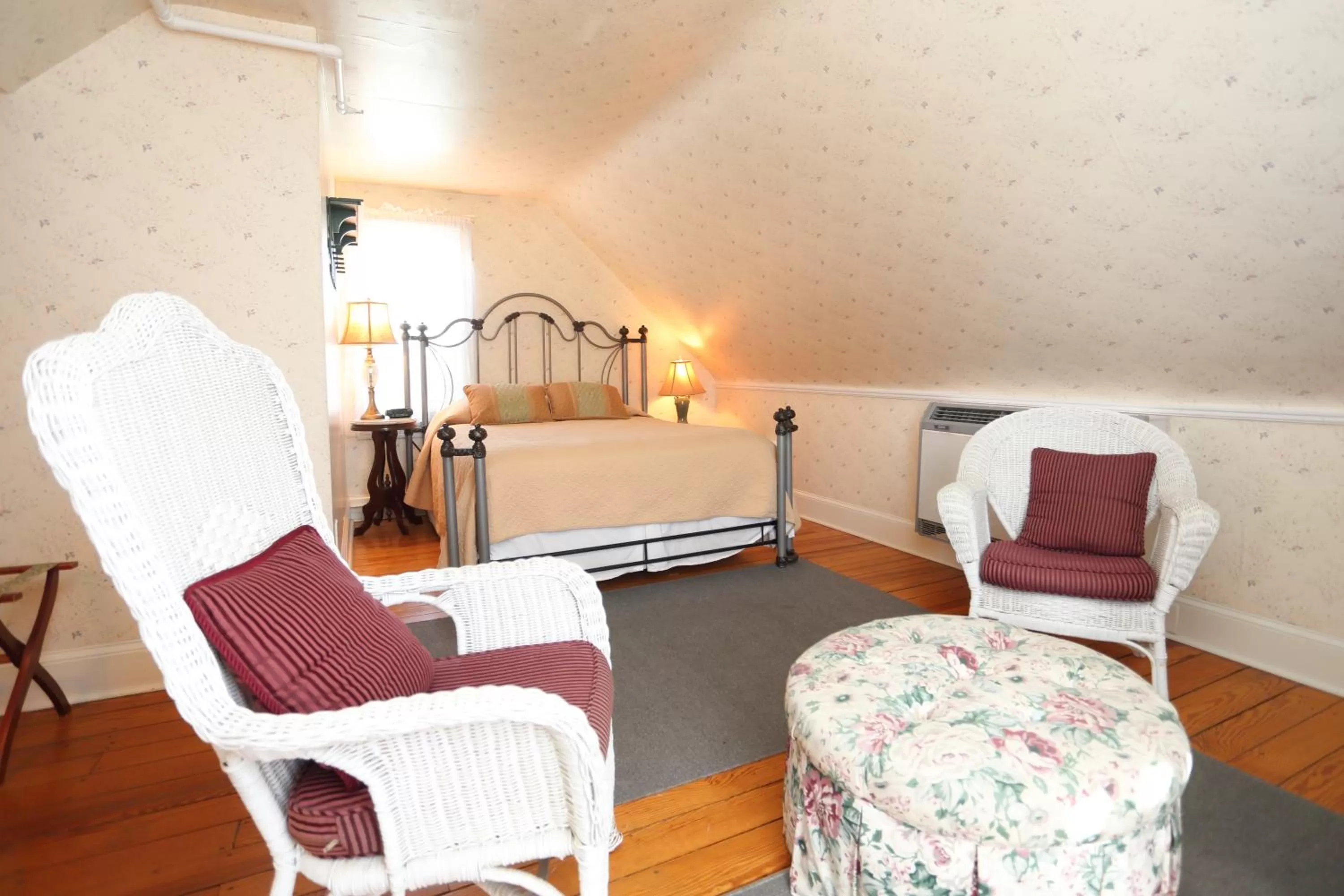 Deluxe Queen Room in Beauclaires Bed & Breakfast