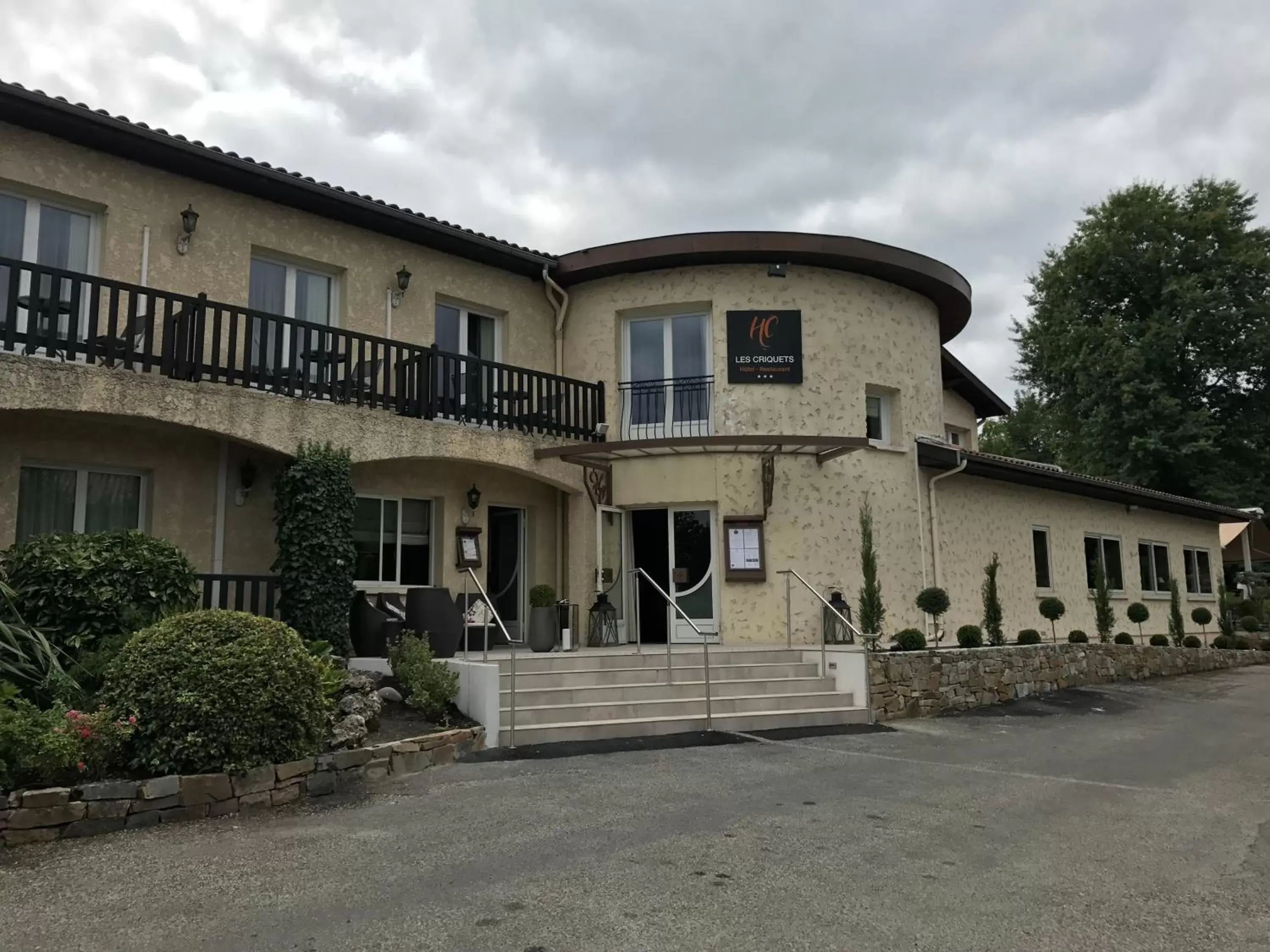 Property Building in Les Criquets Hôtel Restaurant Spa