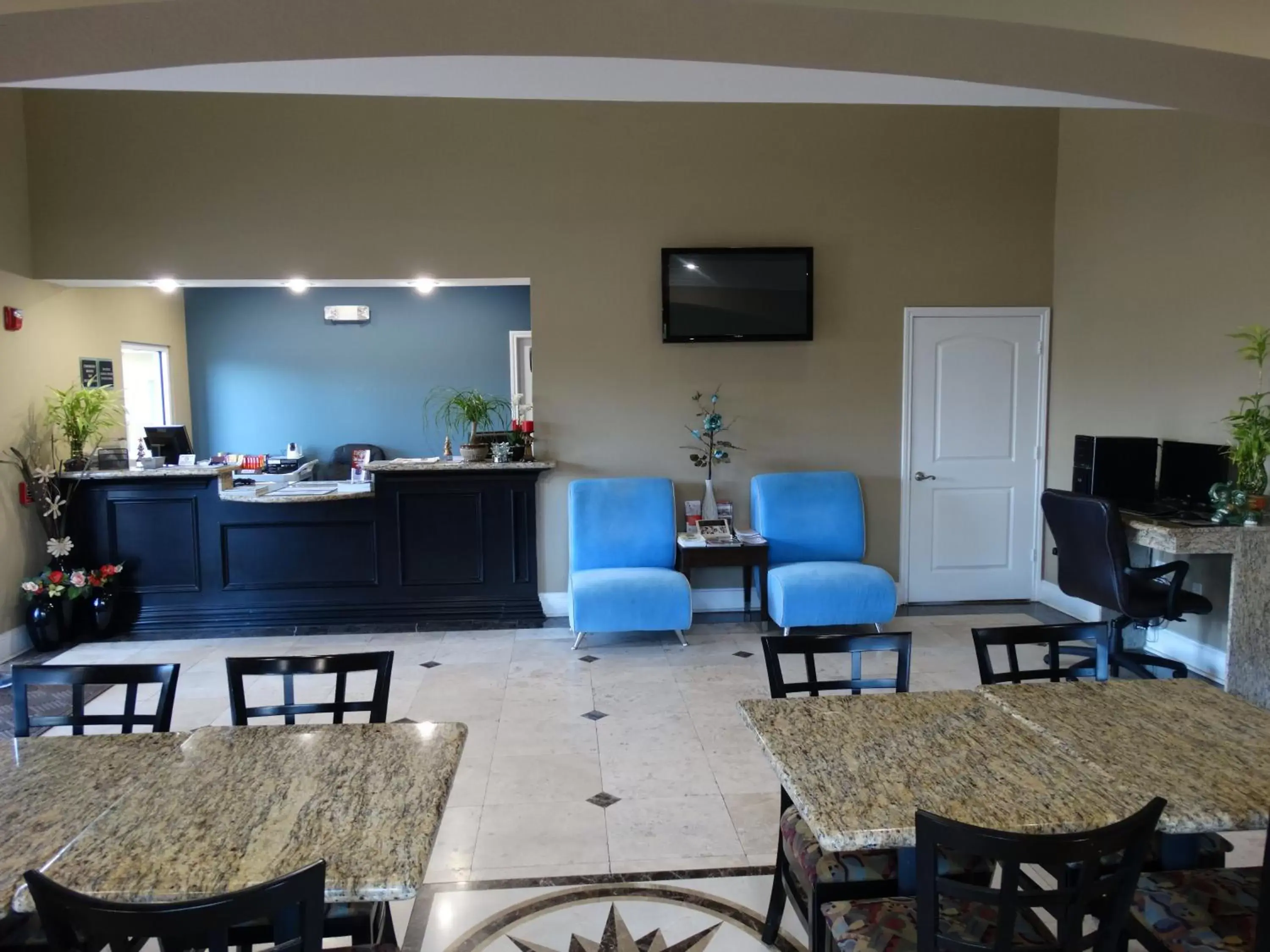 Lobby or reception, Lounge/Bar in Regency Inn & Suites - Baytown