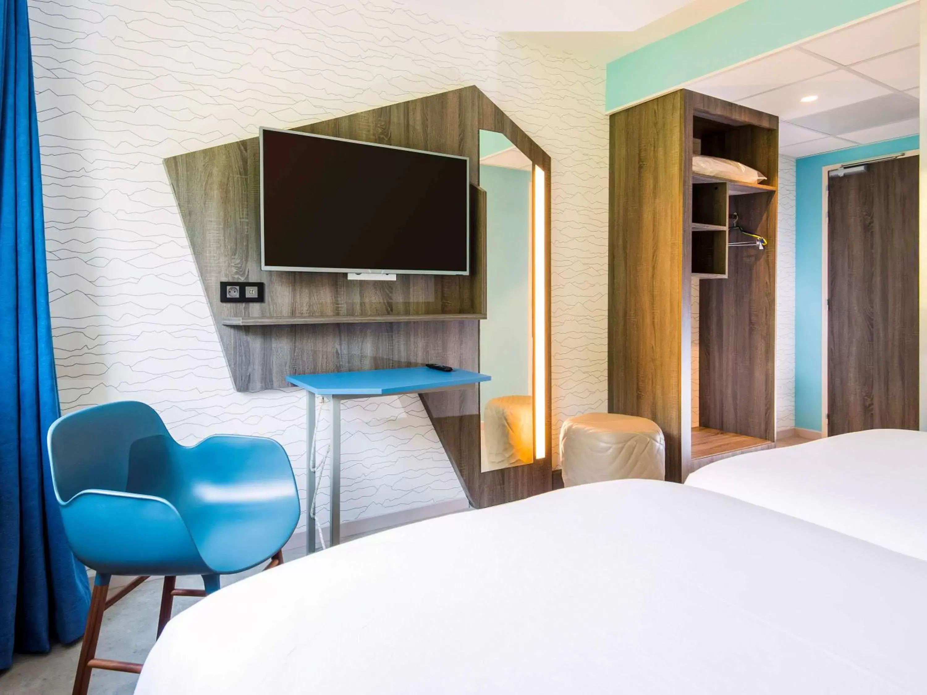 Photo of the whole room, TV/Entertainment Center in Ibis Styles Sallanches Pays du Mont-Blanc